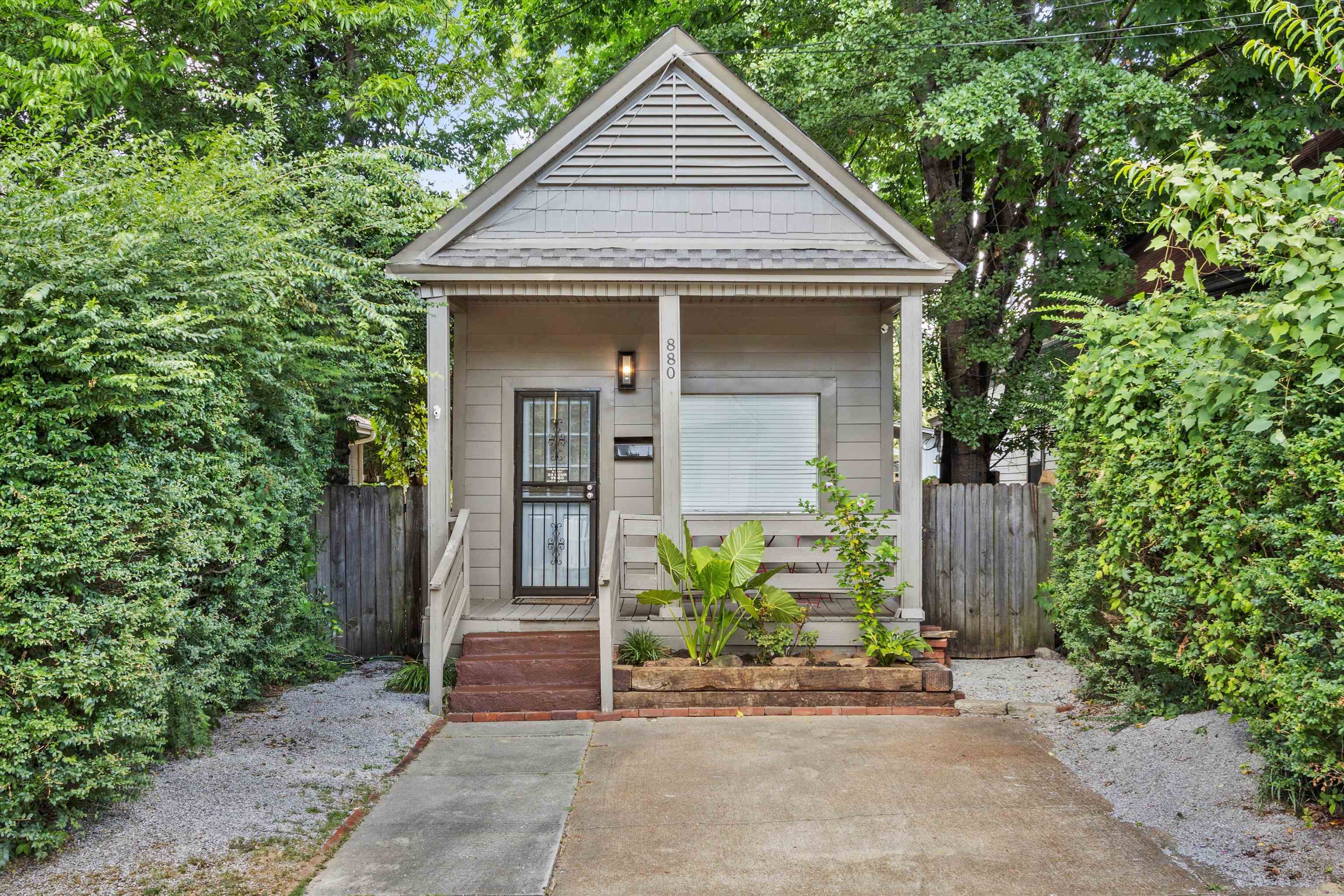 880 Blythe St Property Photo 1