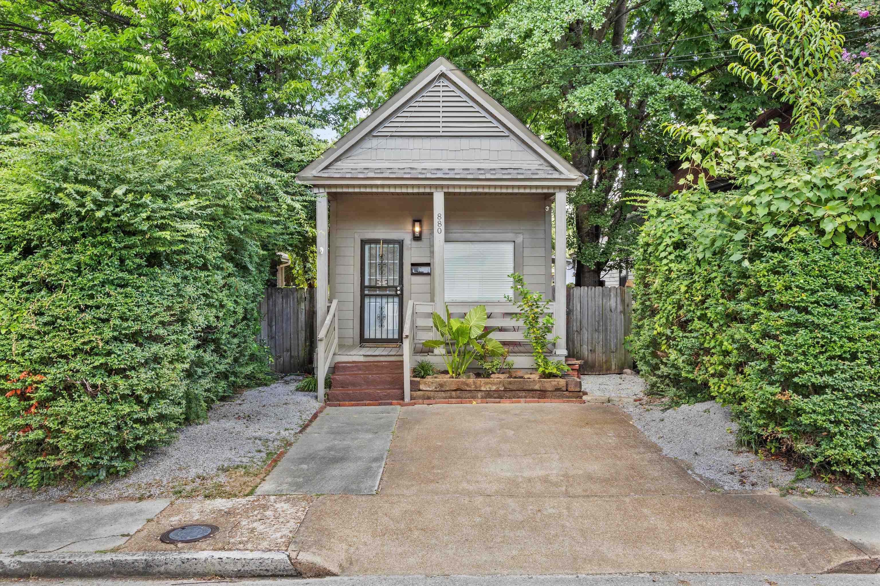 880 Blythe St Property Photo 2