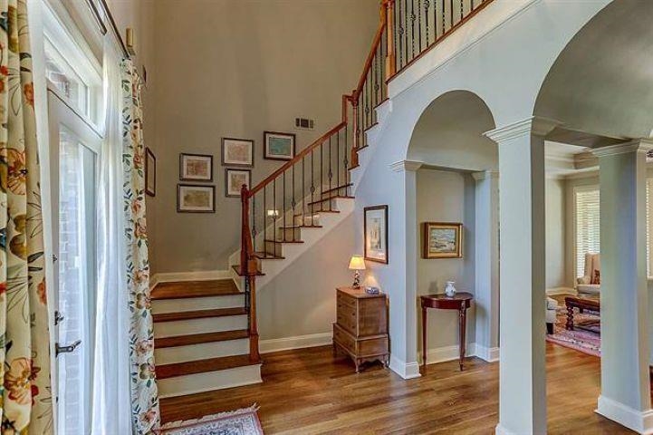 2520 Fox Hill Dr Property Photo 3