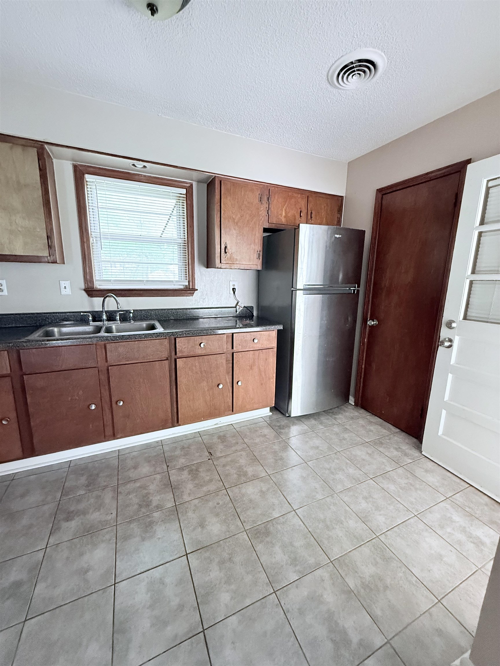 2077 Willow Wood Ave Property Photo 5