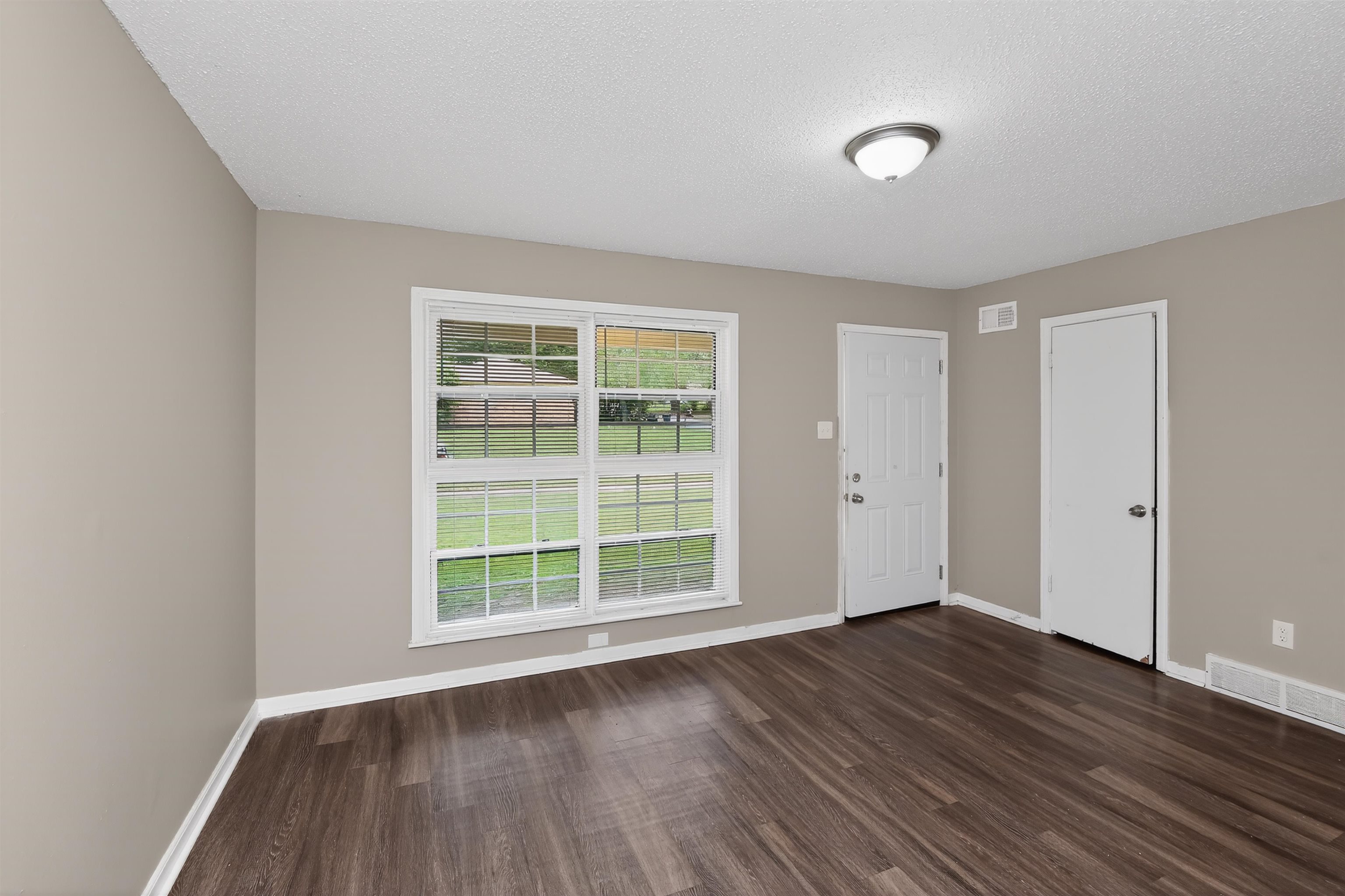3837 Voltaire Ave Property Photo 8