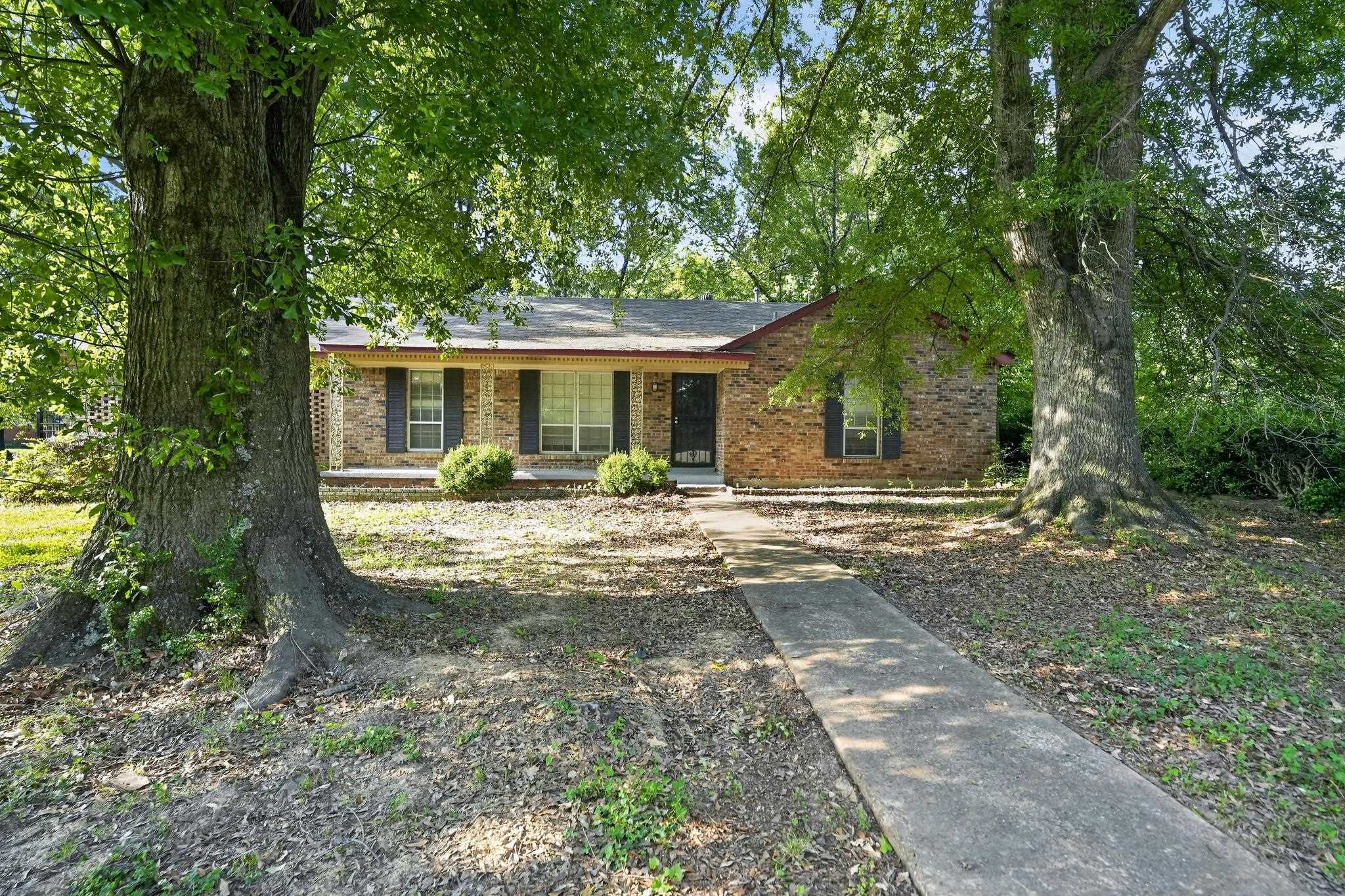 2015 E HOLMES RD Property Photo 1