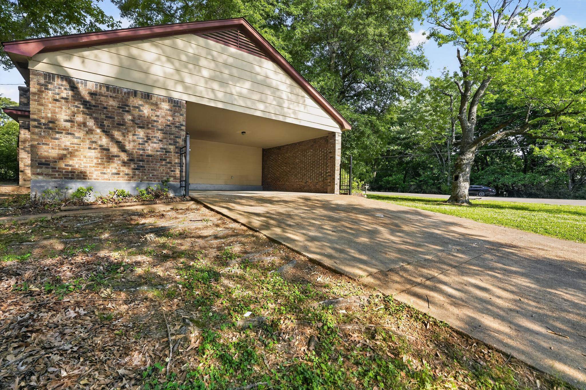 2015 E Holmes Rd Property Photo 2