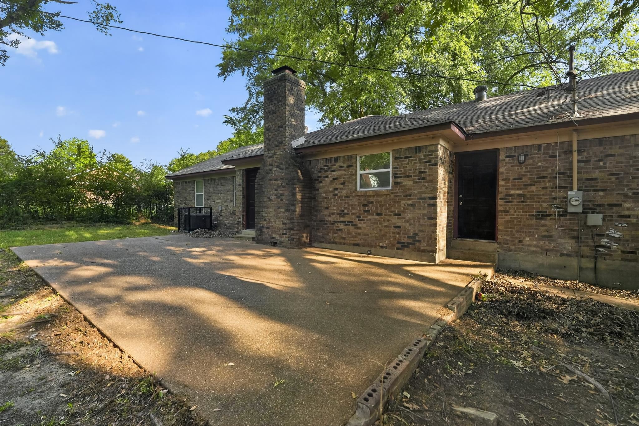 2015 E Holmes Rd Property Photo 3