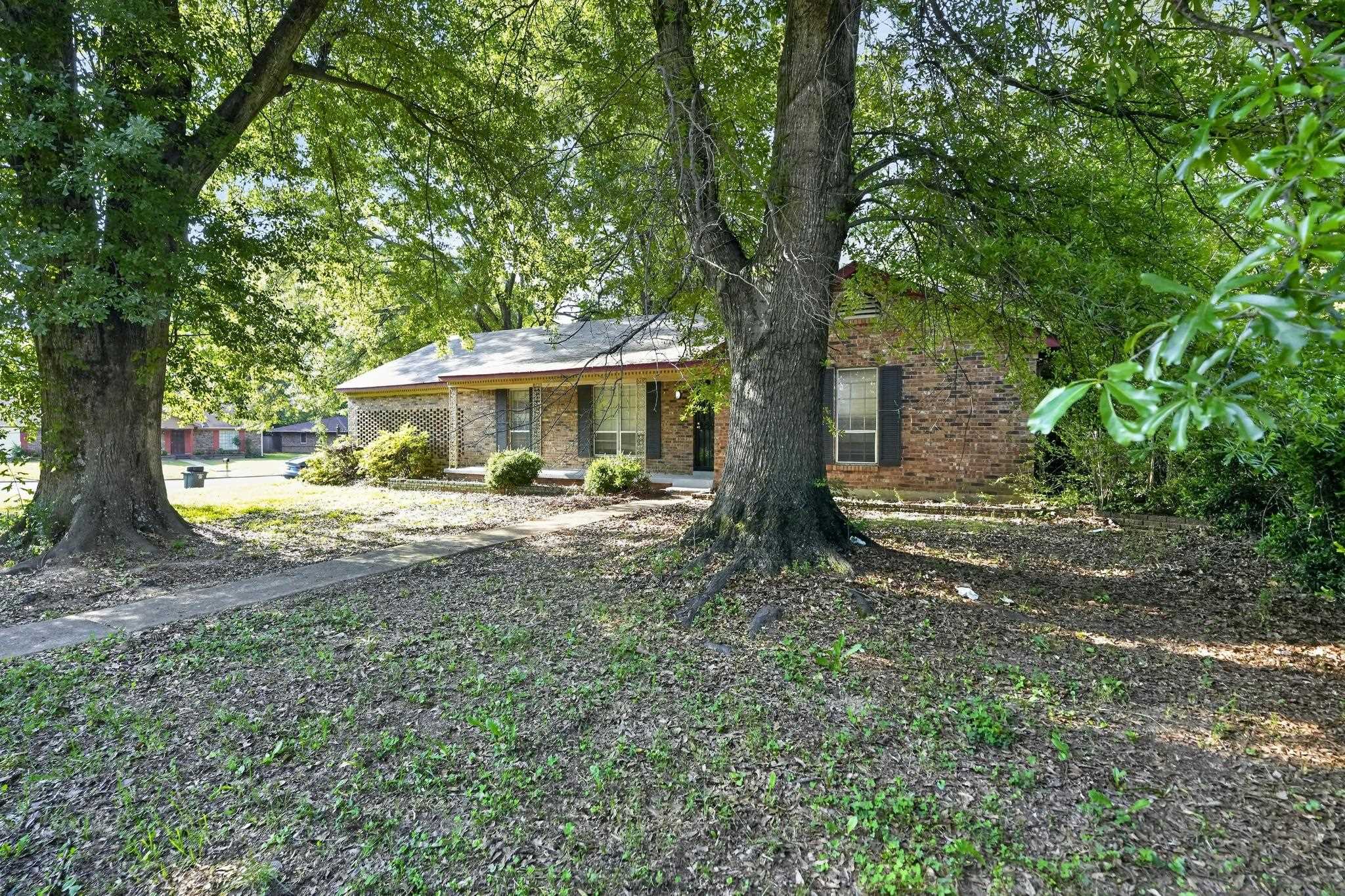 2015 E Holmes Rd Property Photo 4