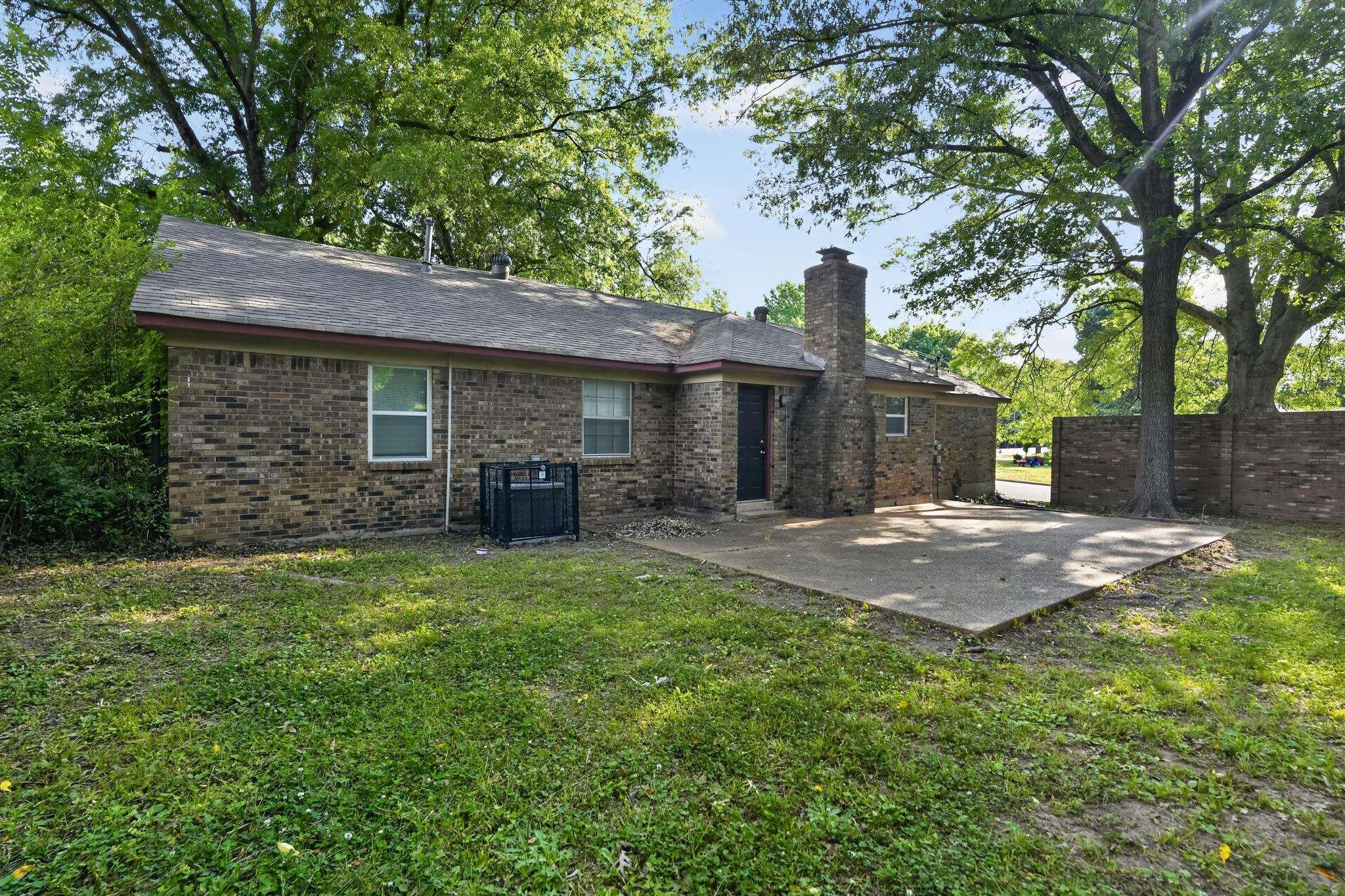 2015 E Holmes Rd Property Photo 5