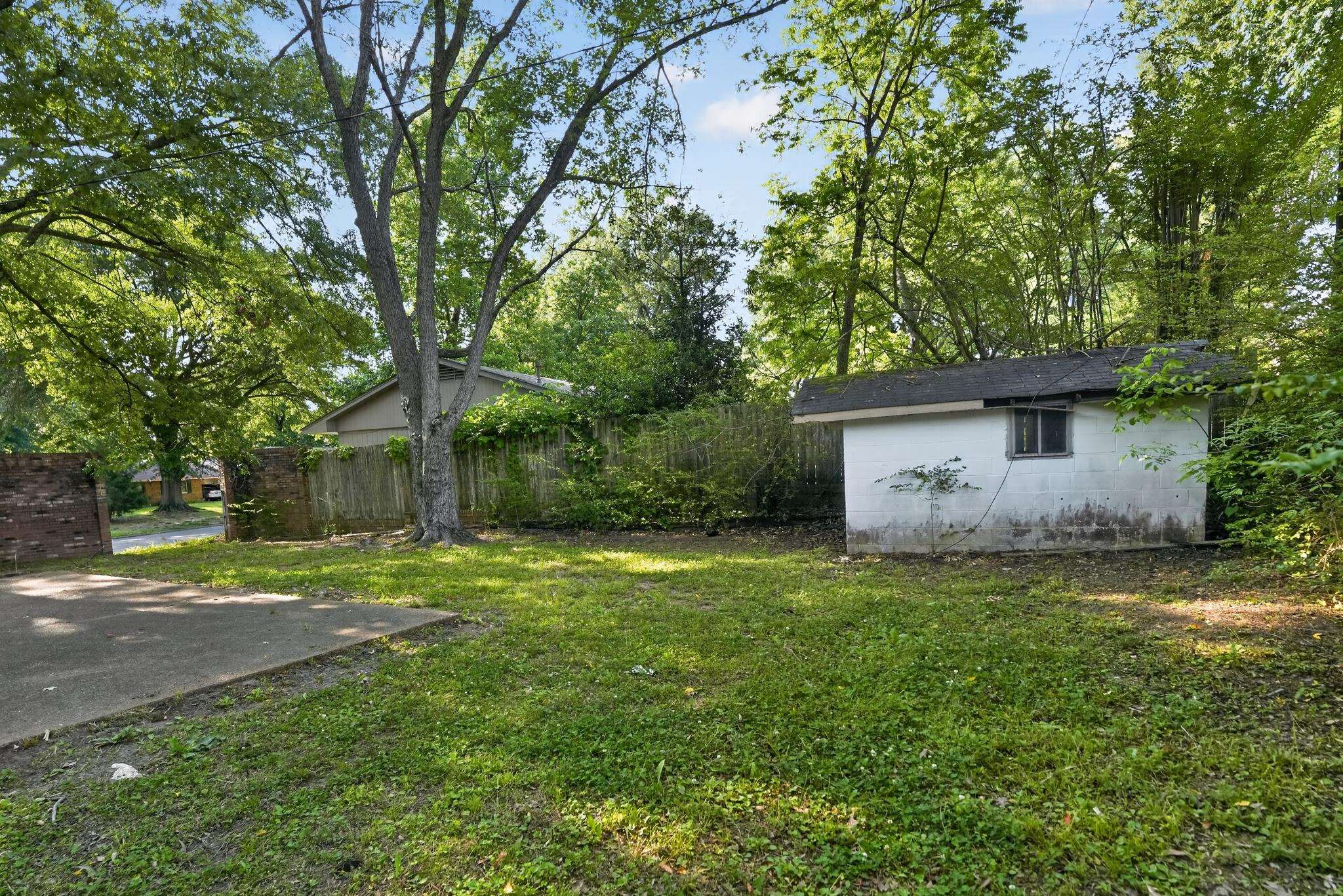 2015 E Holmes Rd Property Photo 6