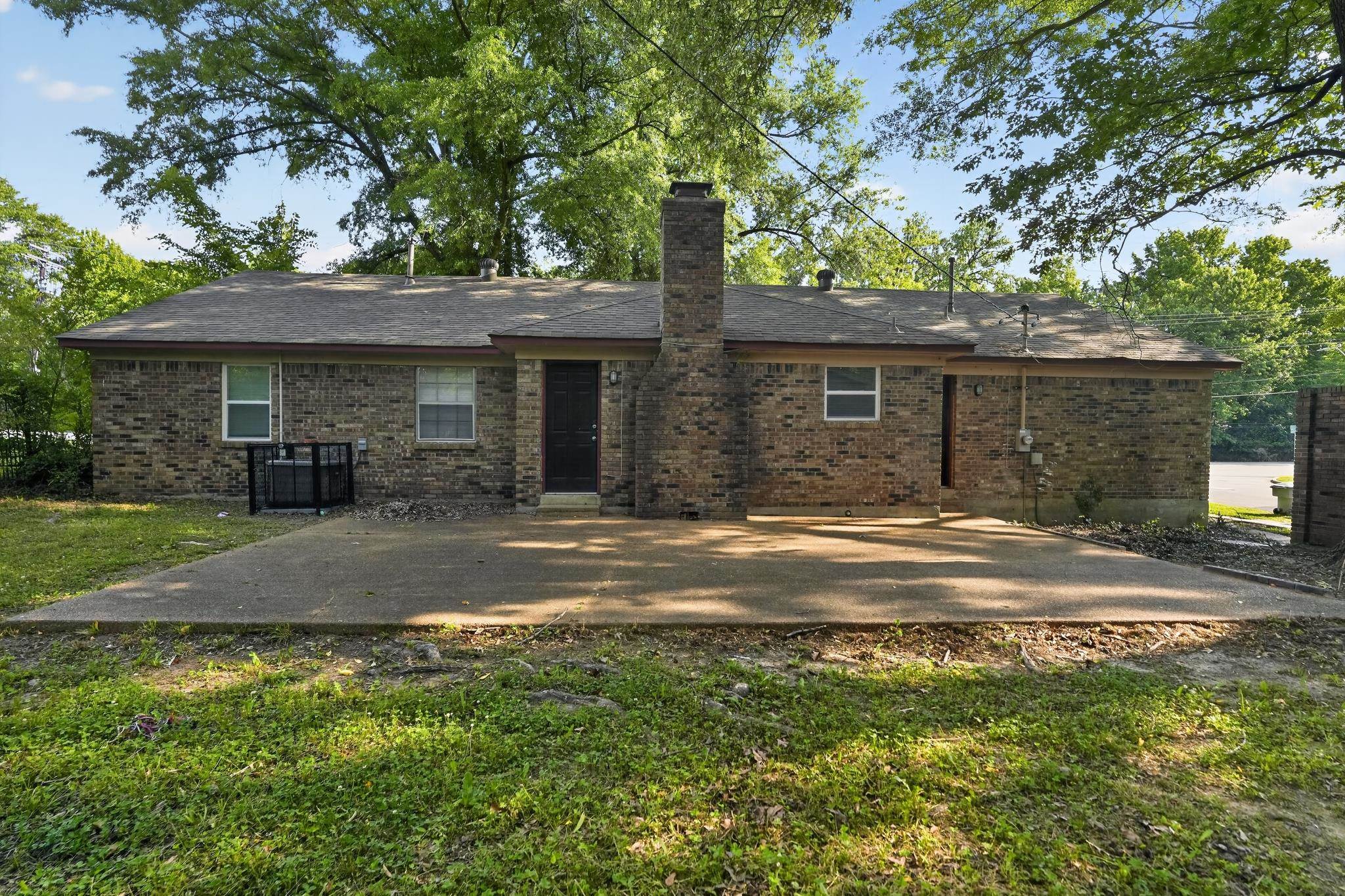 2015 E Holmes Rd Property Photo 11