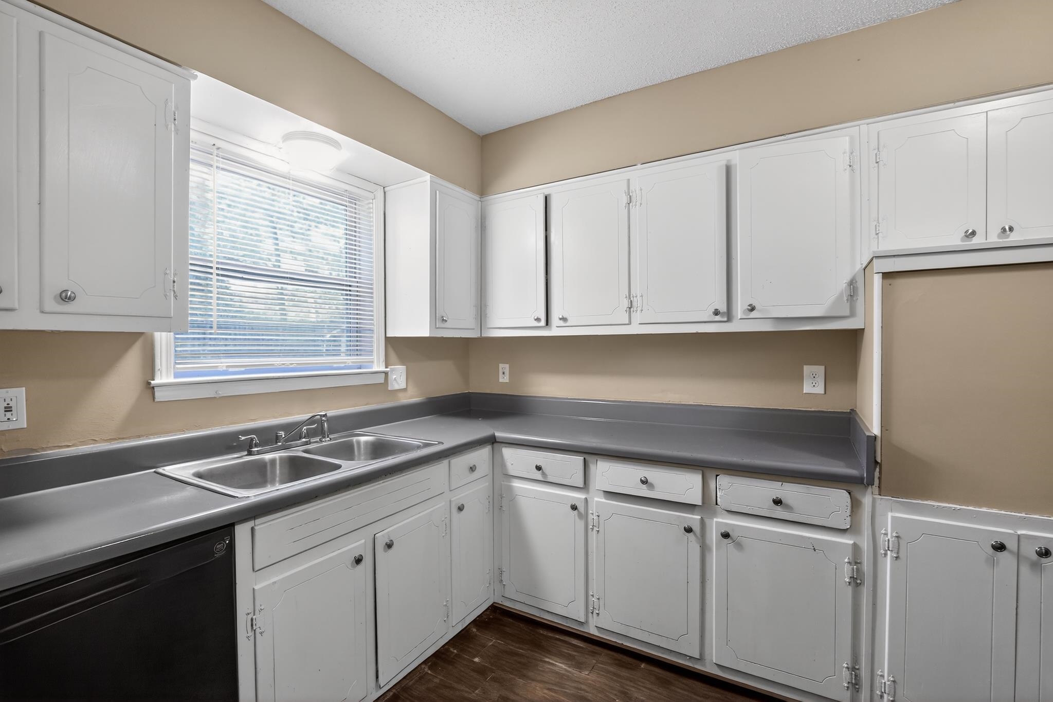 2015 E Holmes Rd Property Photo 22