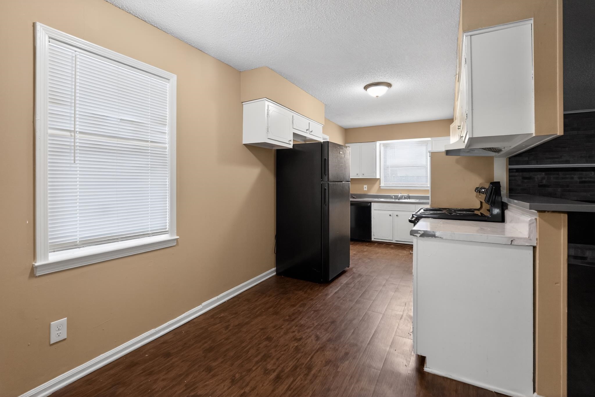 2015 E Holmes Rd Property Photo 24