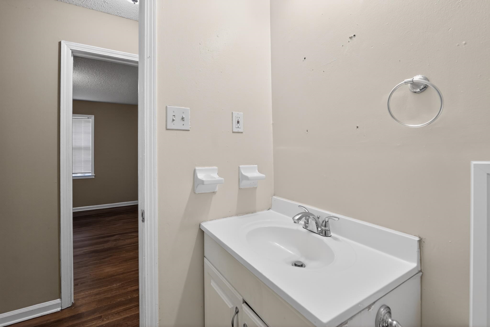 2015 E Holmes Rd Property Photo 33