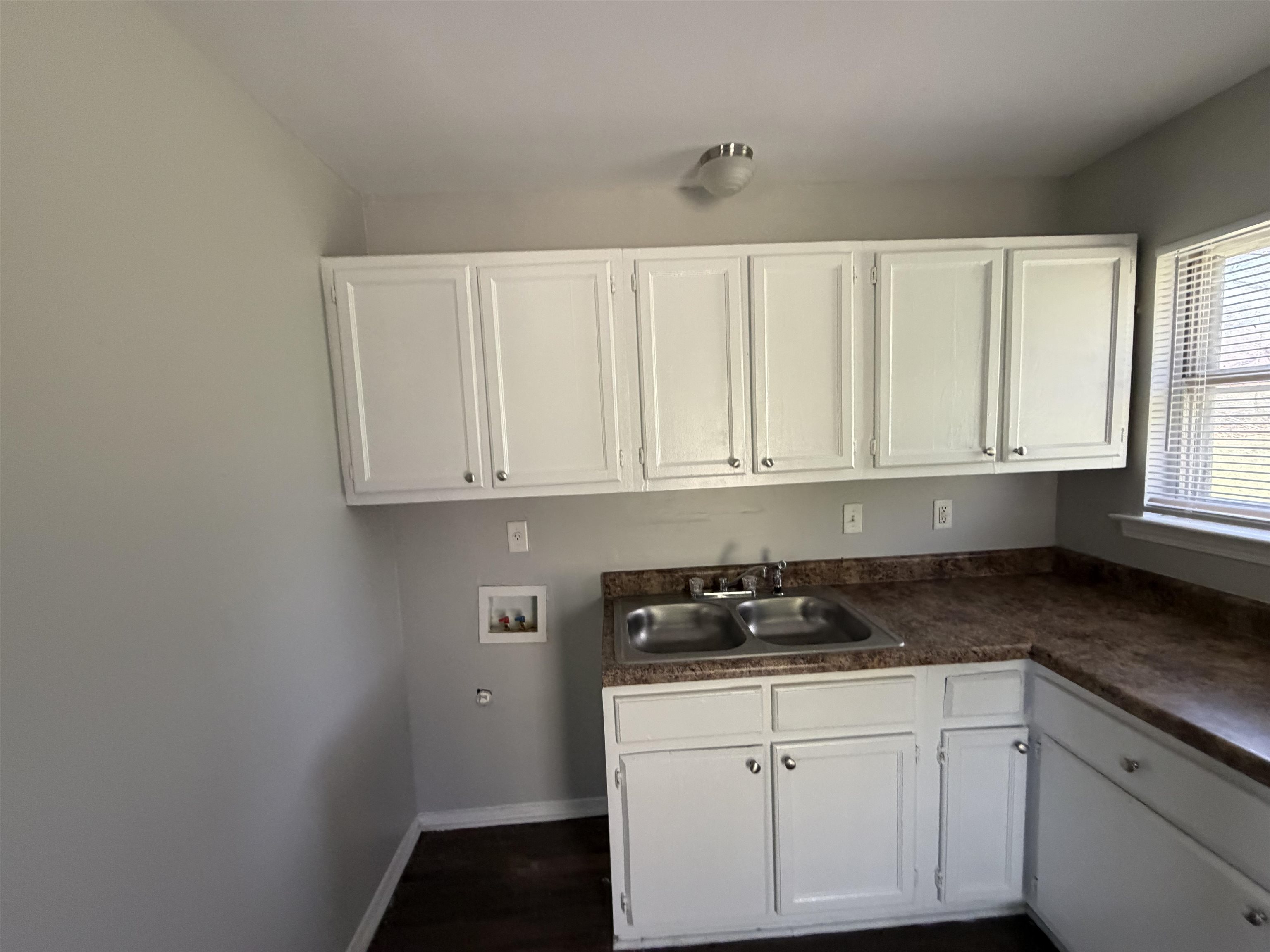 3965 Hedgerow Dr Property Photo 4