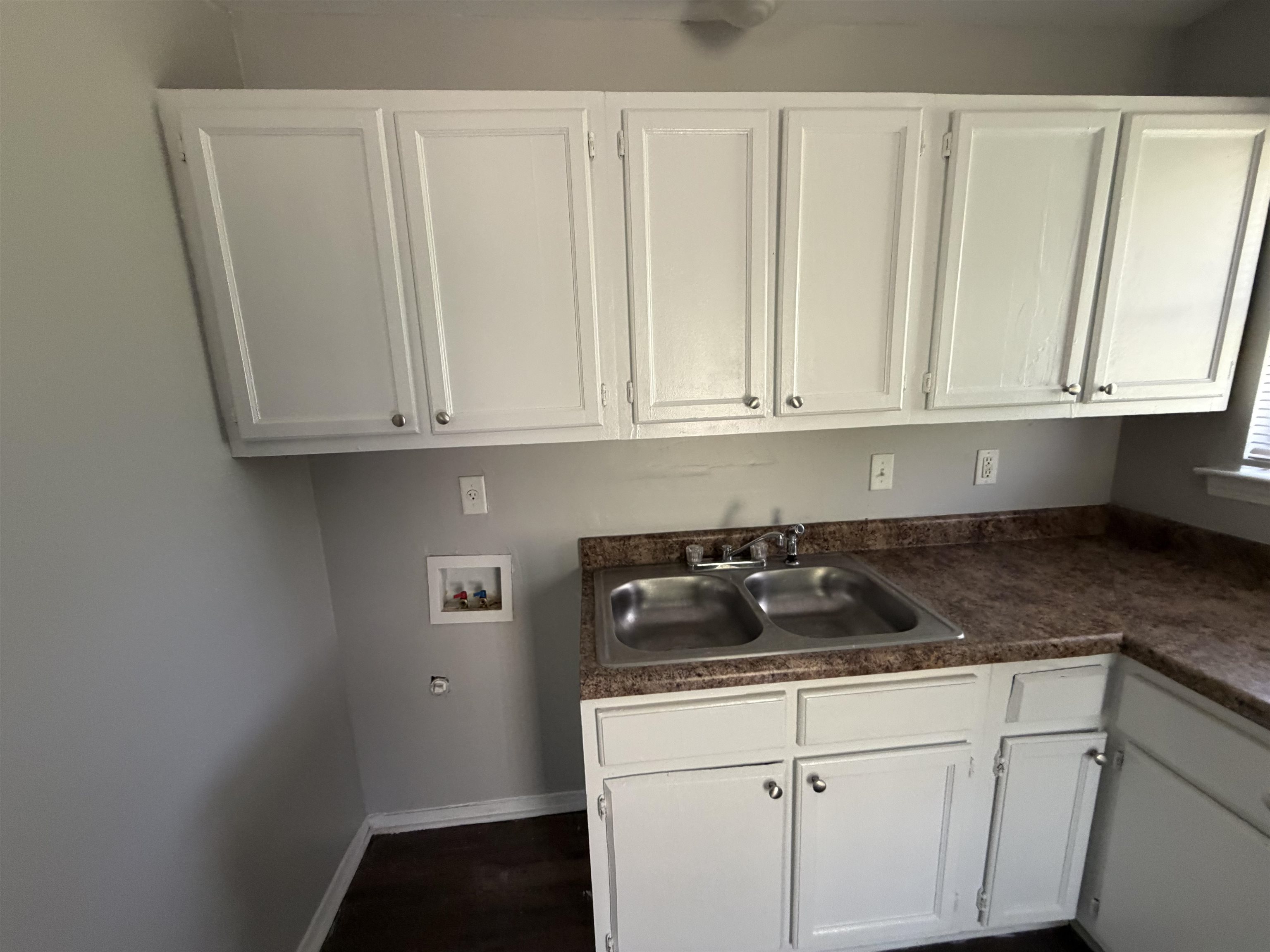 3965 Hedgerow Dr Property Photo 5