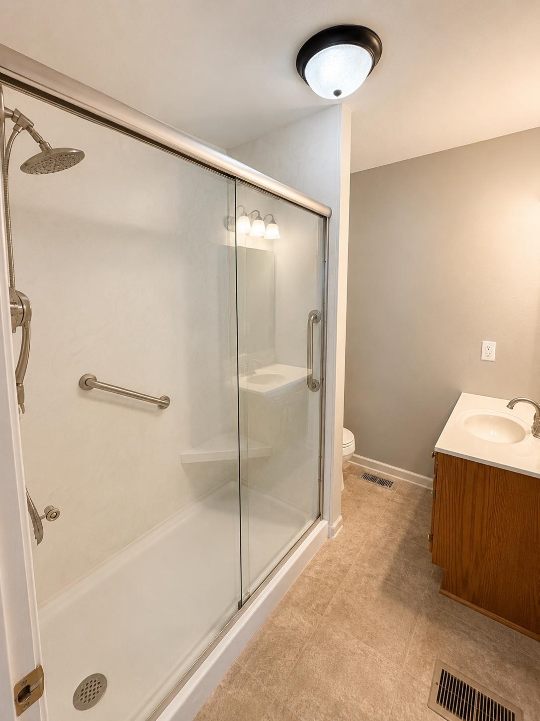 246 Collins St Property Photo 17