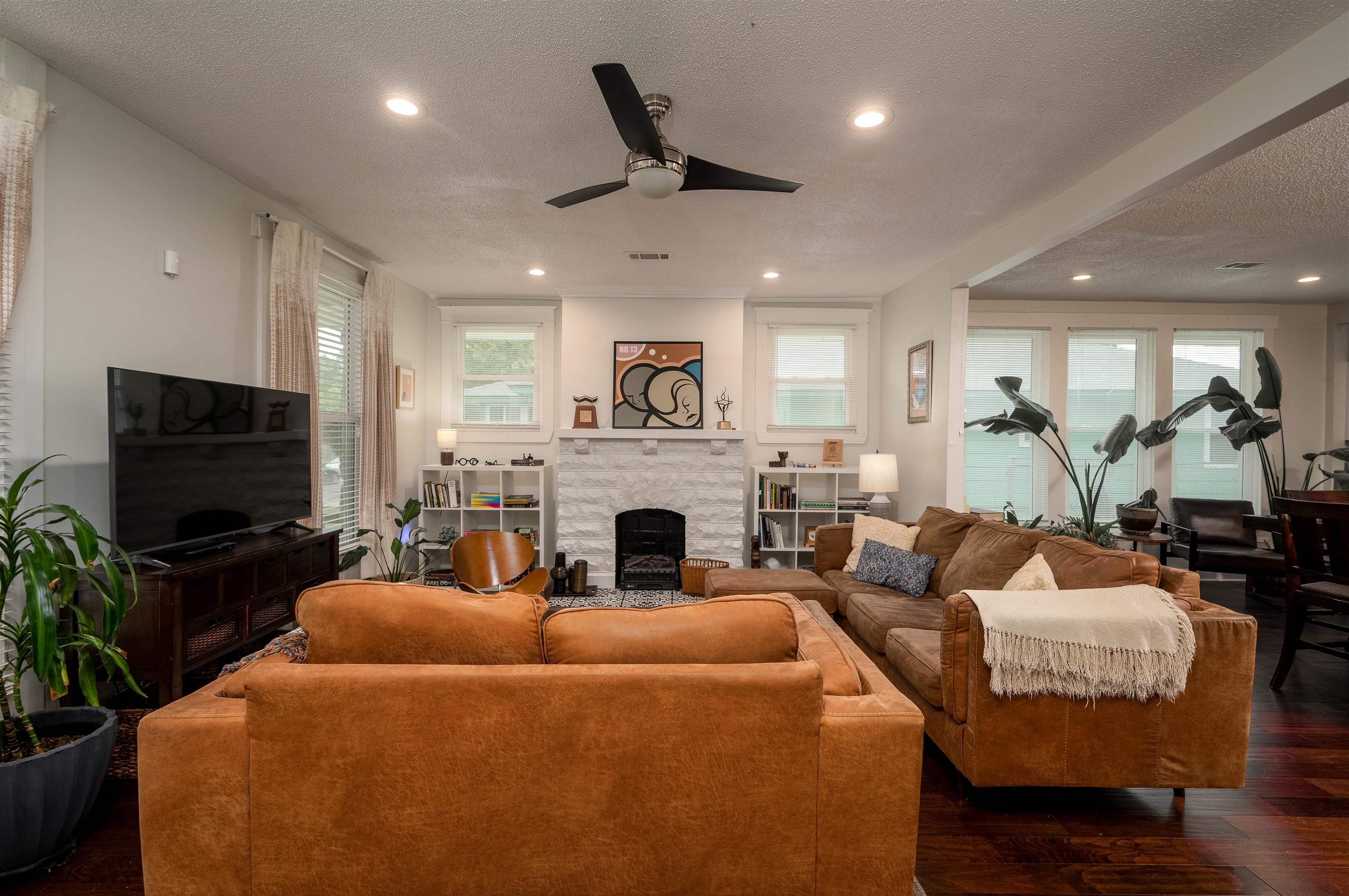 995 Forrest Ave Property Photo 3