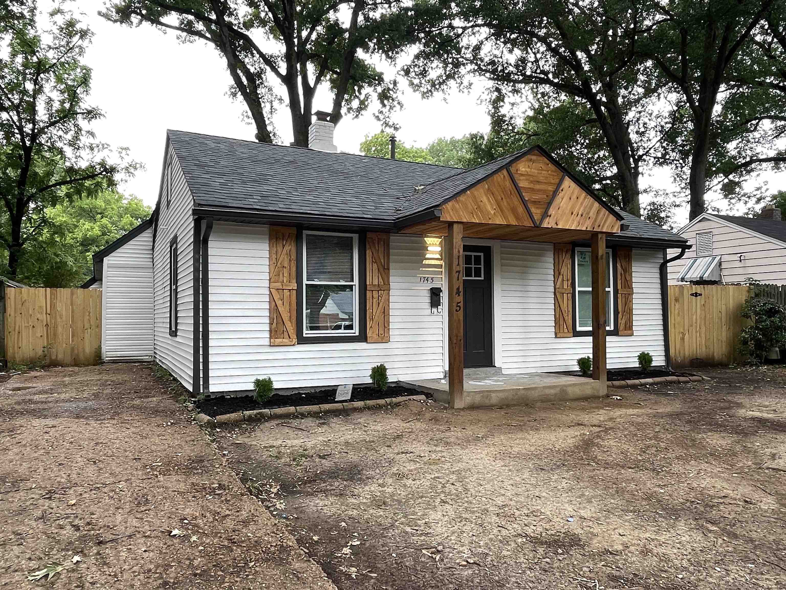 1745 Ozan St Property Photo 3