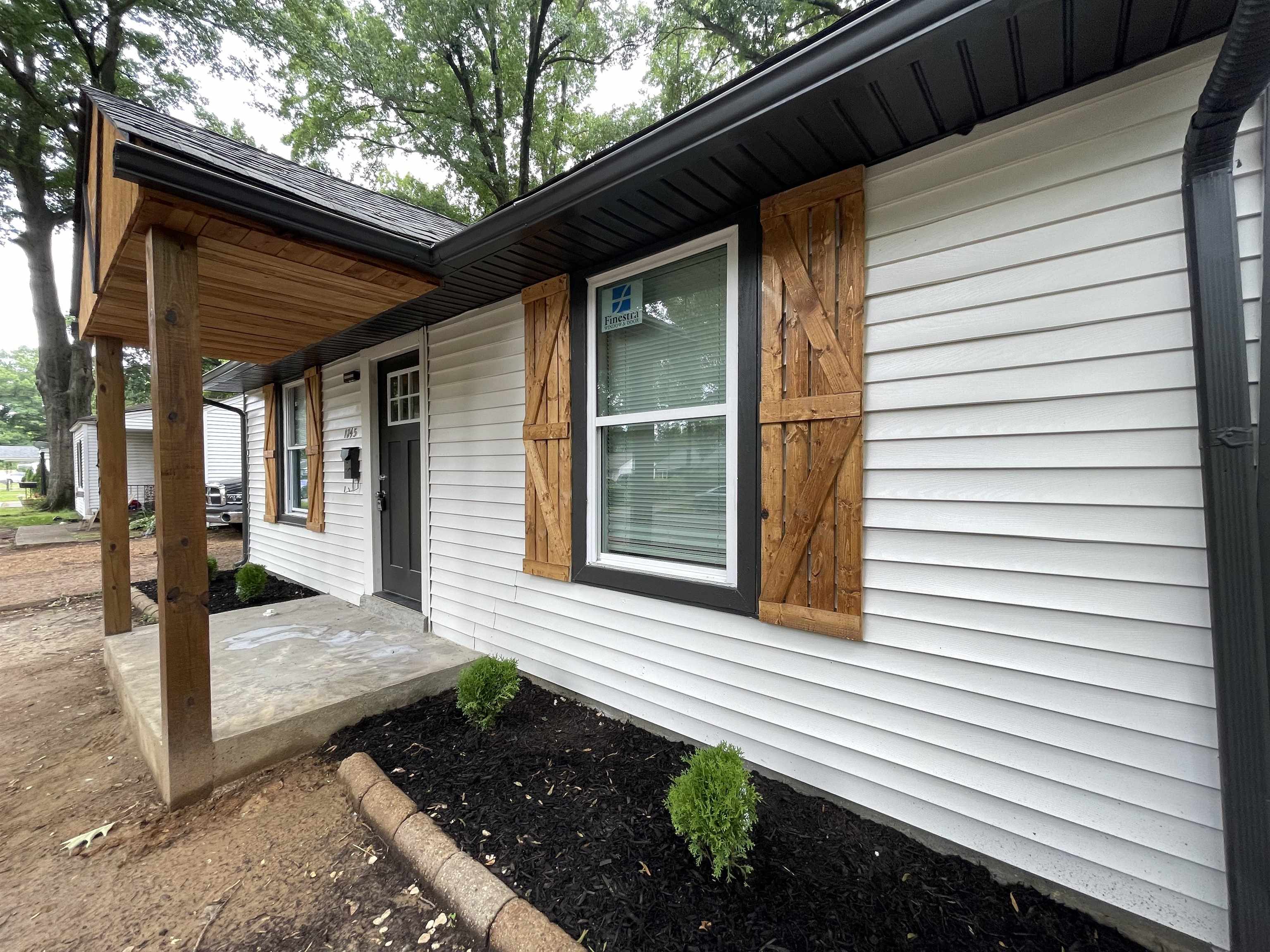 1745 Ozan St Property Photo 4