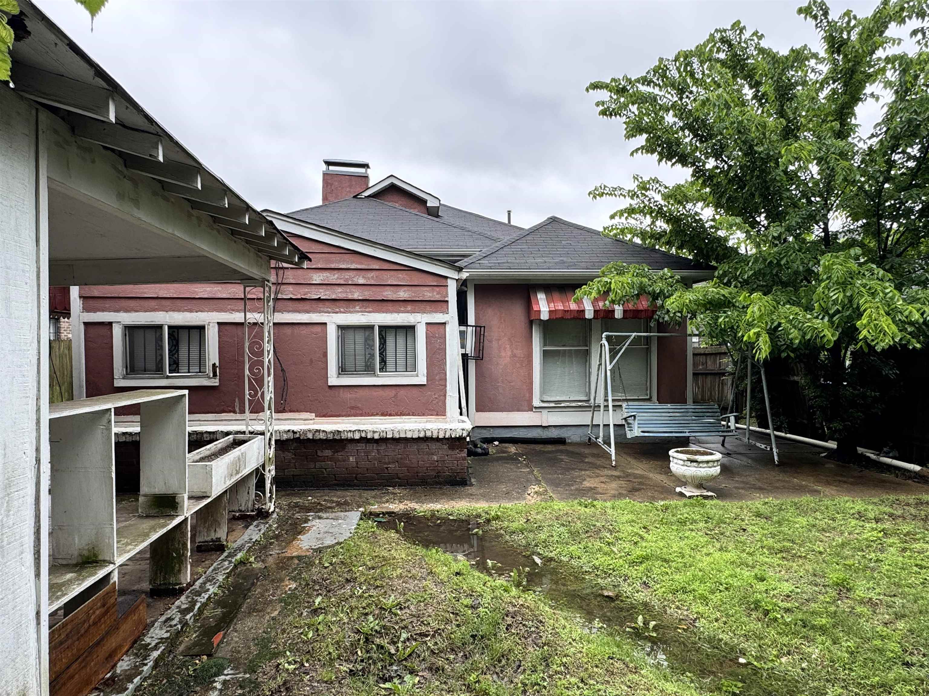 1114 Azalia St Property Photo 2