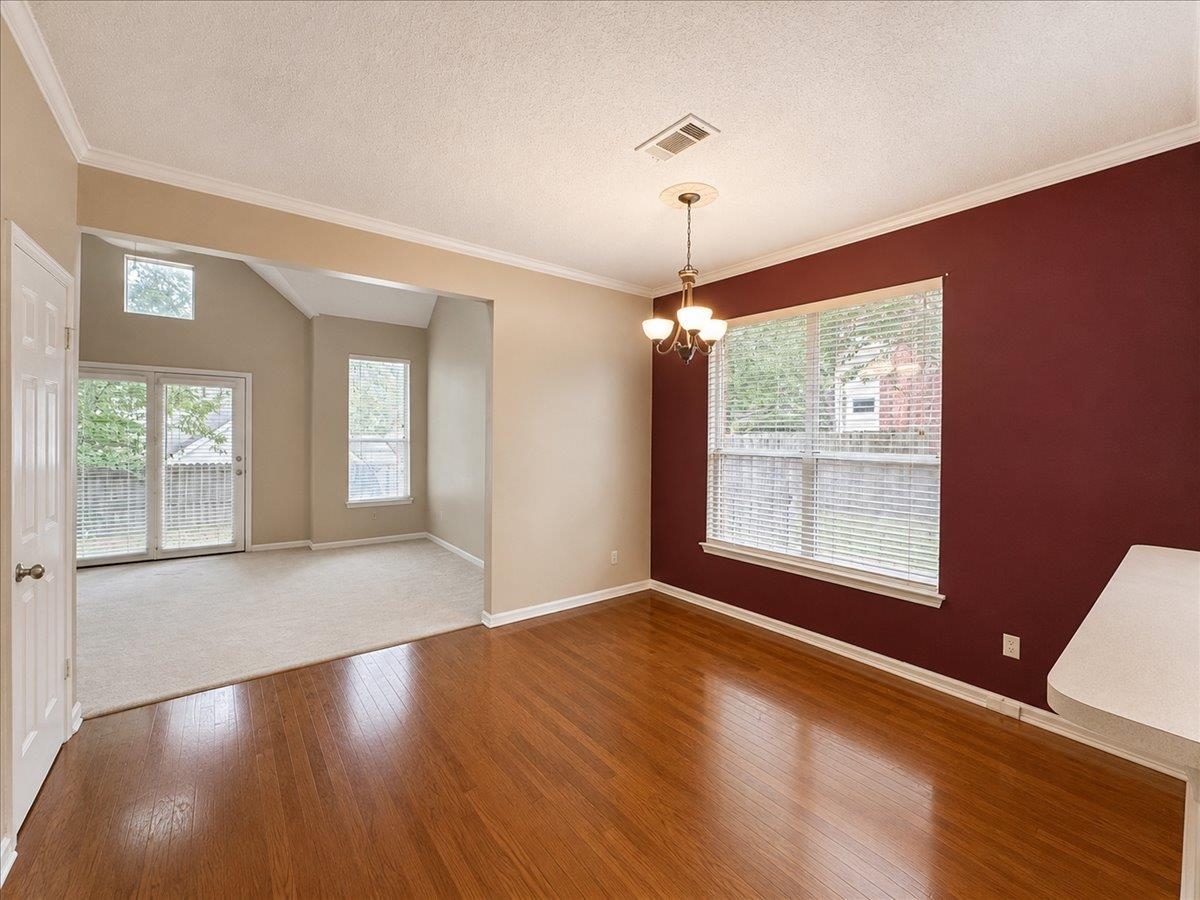 716 N Walnut Woods Cv Property Photo 3
