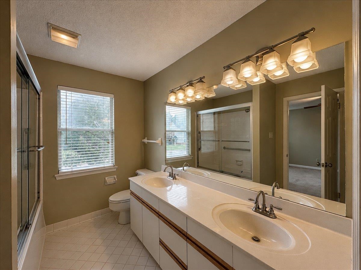 716 N Walnut Woods Cv Property Photo 18