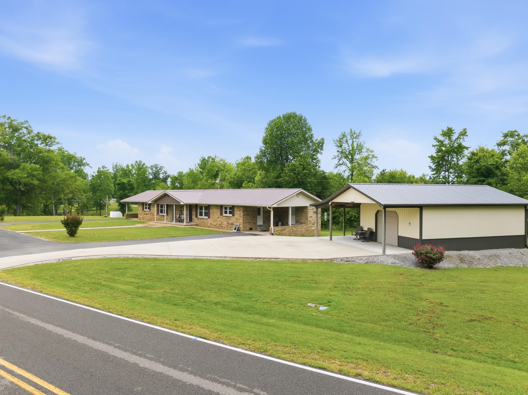 944 Brooksie Thompson Rd Property Photo 4