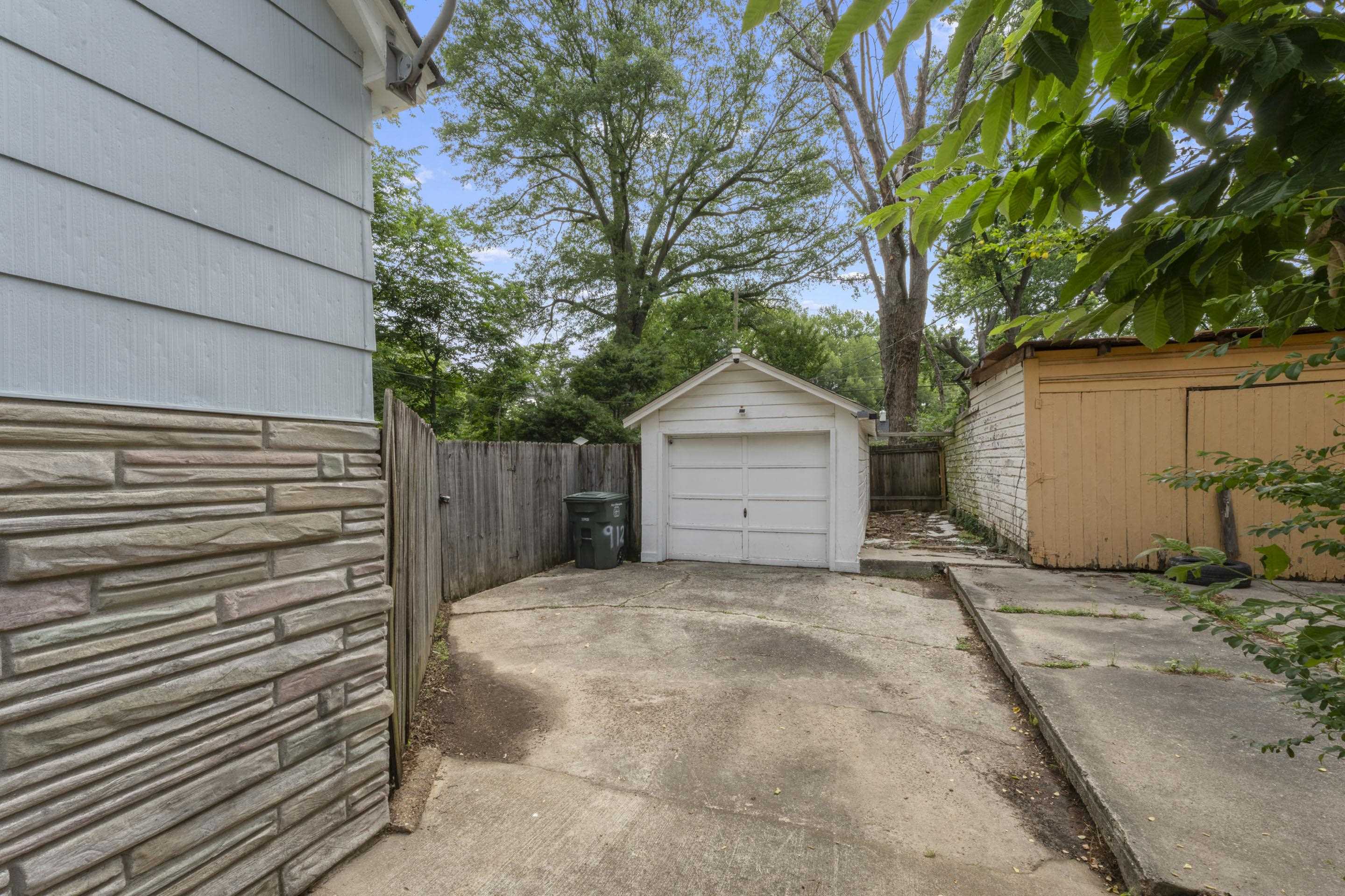 912 Brower St Property Photo 29
