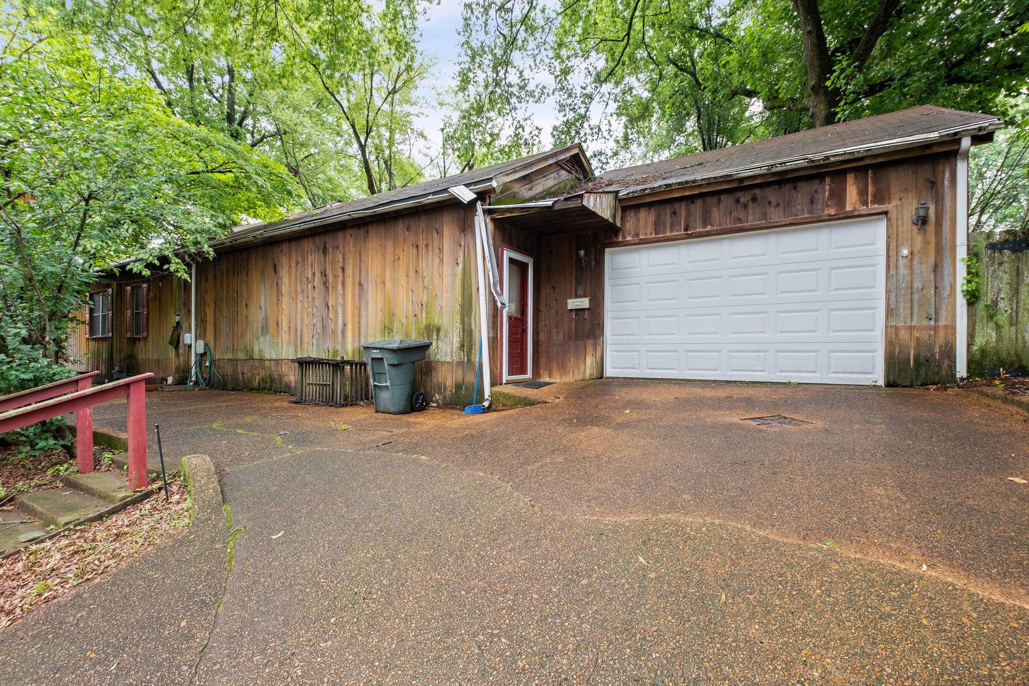 689 Tanglewood St Property Photo 3