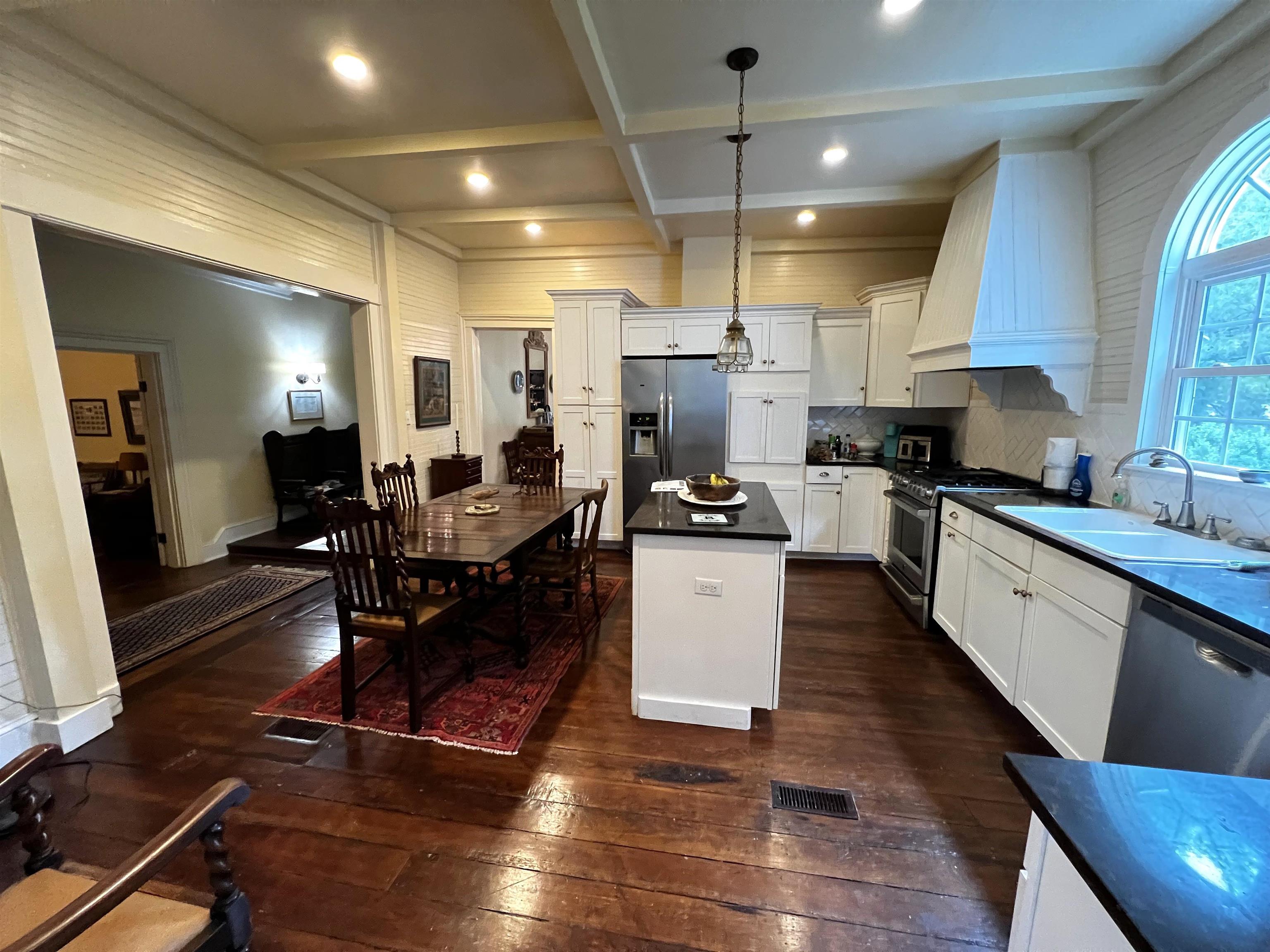 320 Fourth St Property Photo 6