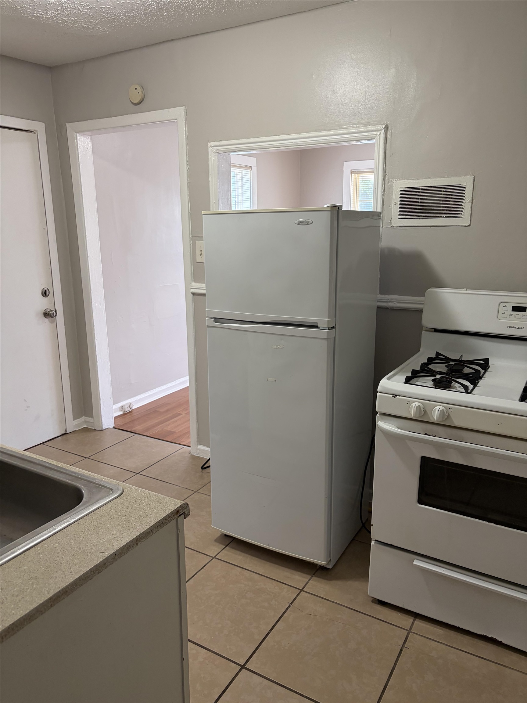 682 Boston St Property Photo 9