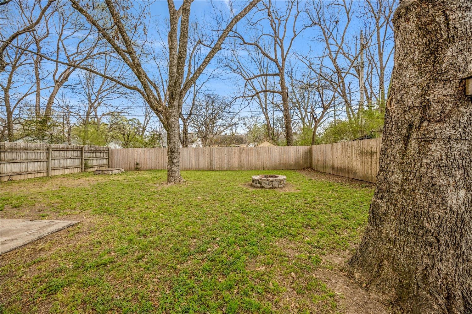 708 Loeb St Property Photo 16