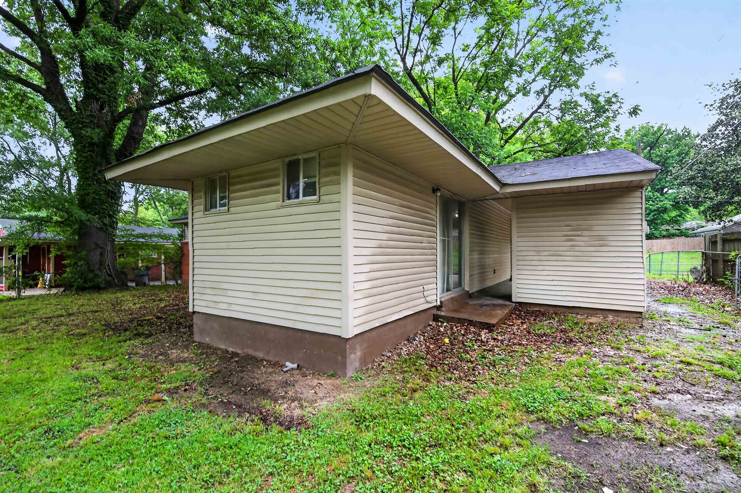 1745 Claire Ave Property Photo 4