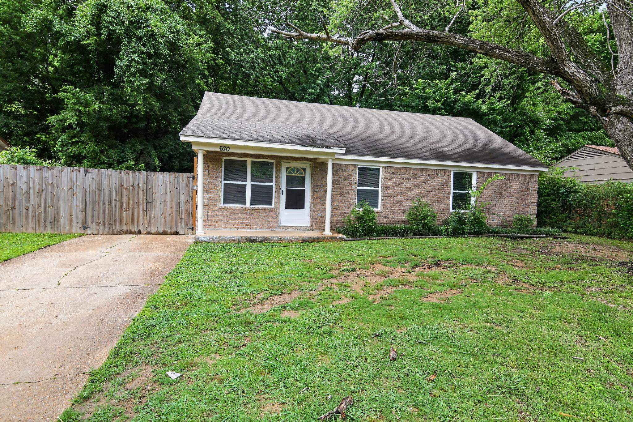 670 WHITEROCK AVE Property Photo 1