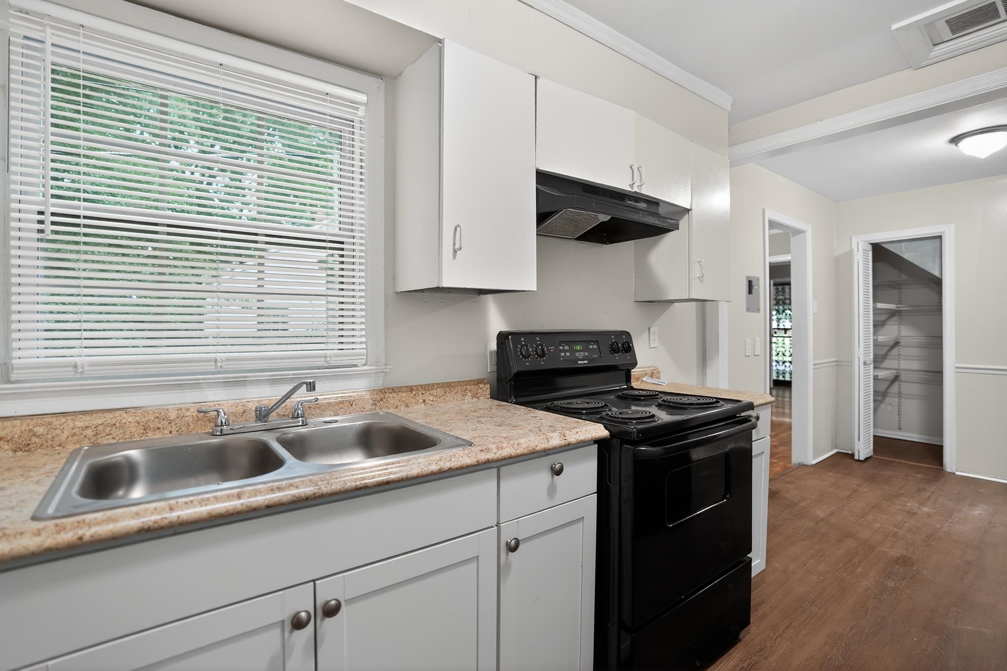 1136 Goodman St Property Photo 19