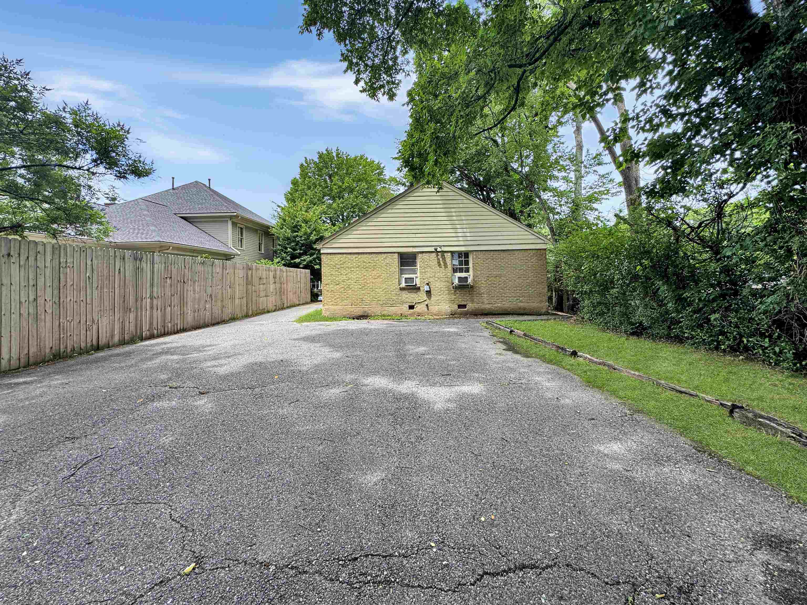 378 N Willett St Property Photo 36