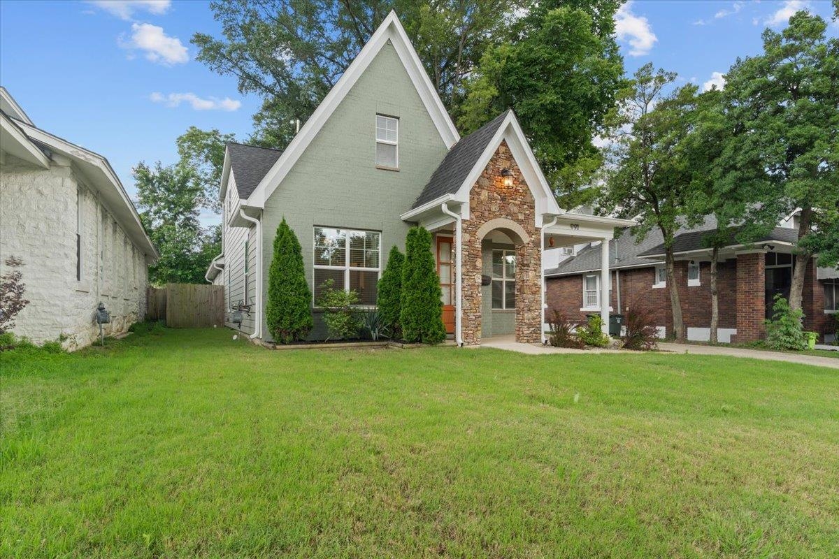 991 Forrest Ave Property Photo 3