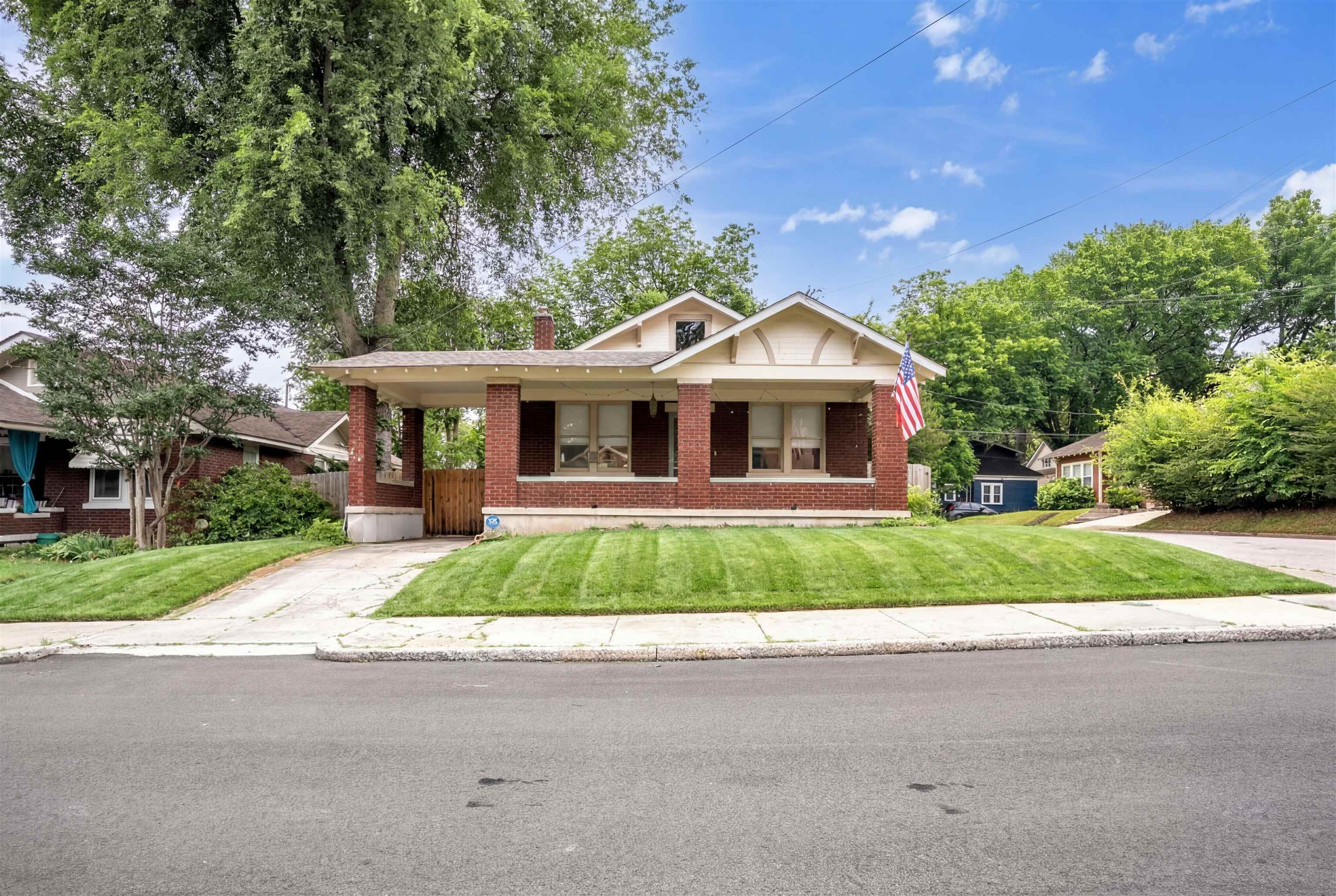 916 Meda St Property Photo 3