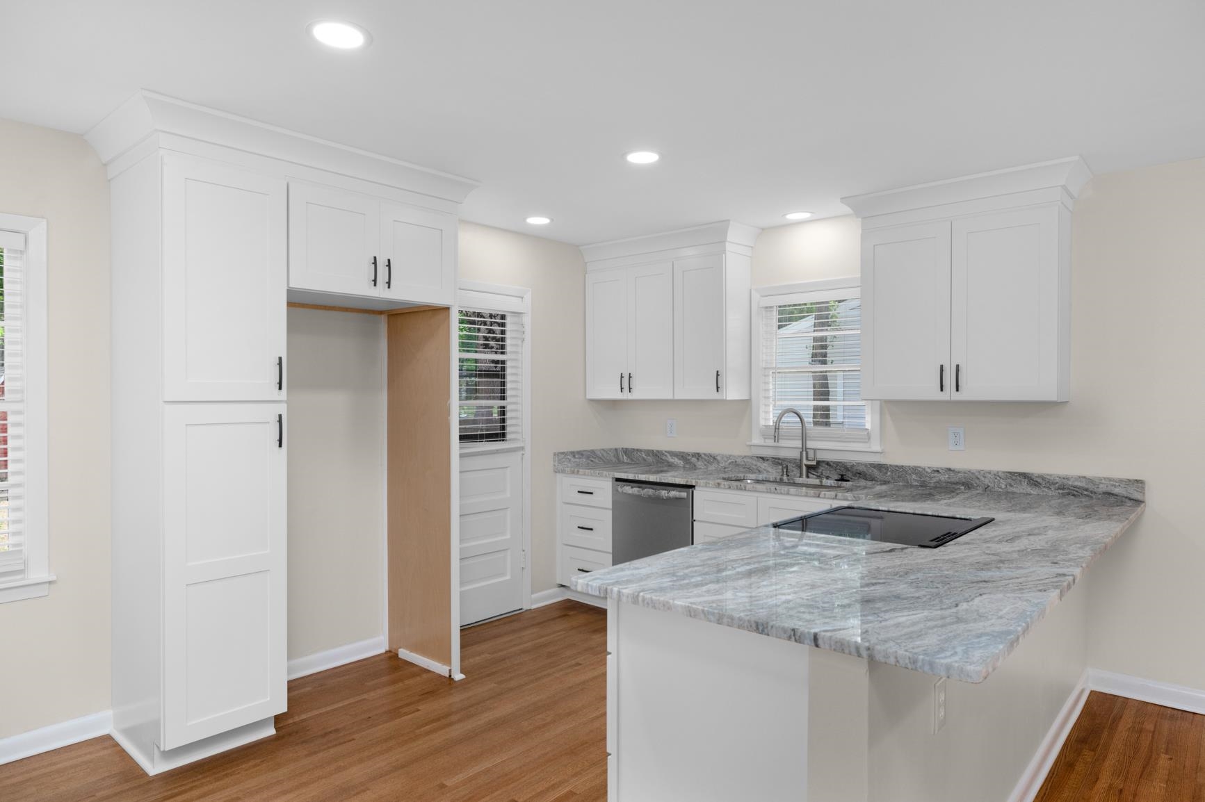 556 Herzl St Property Photo 3