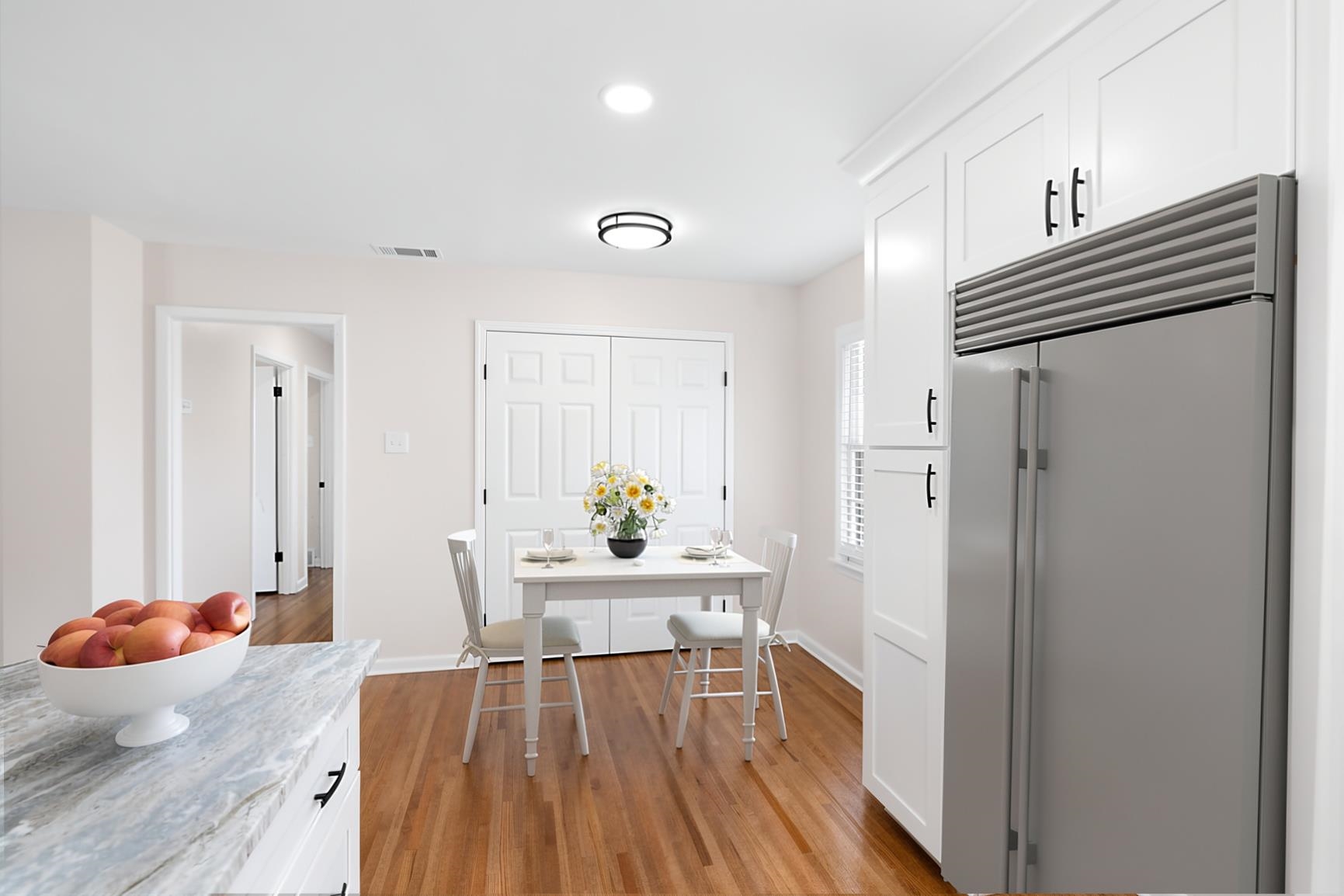 556 Herzl St Property Photo 5
