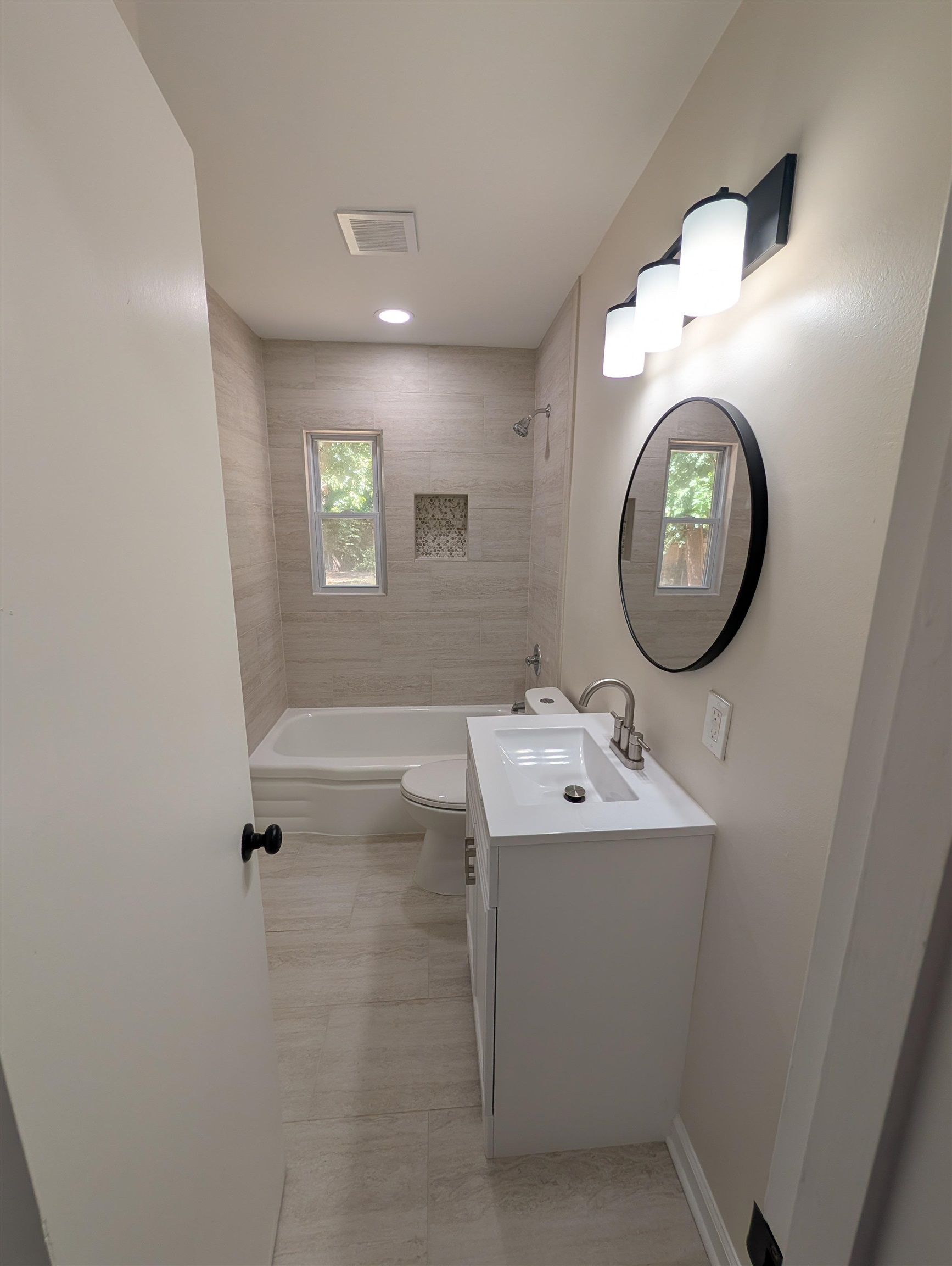 556 Herzl St Property Photo 12