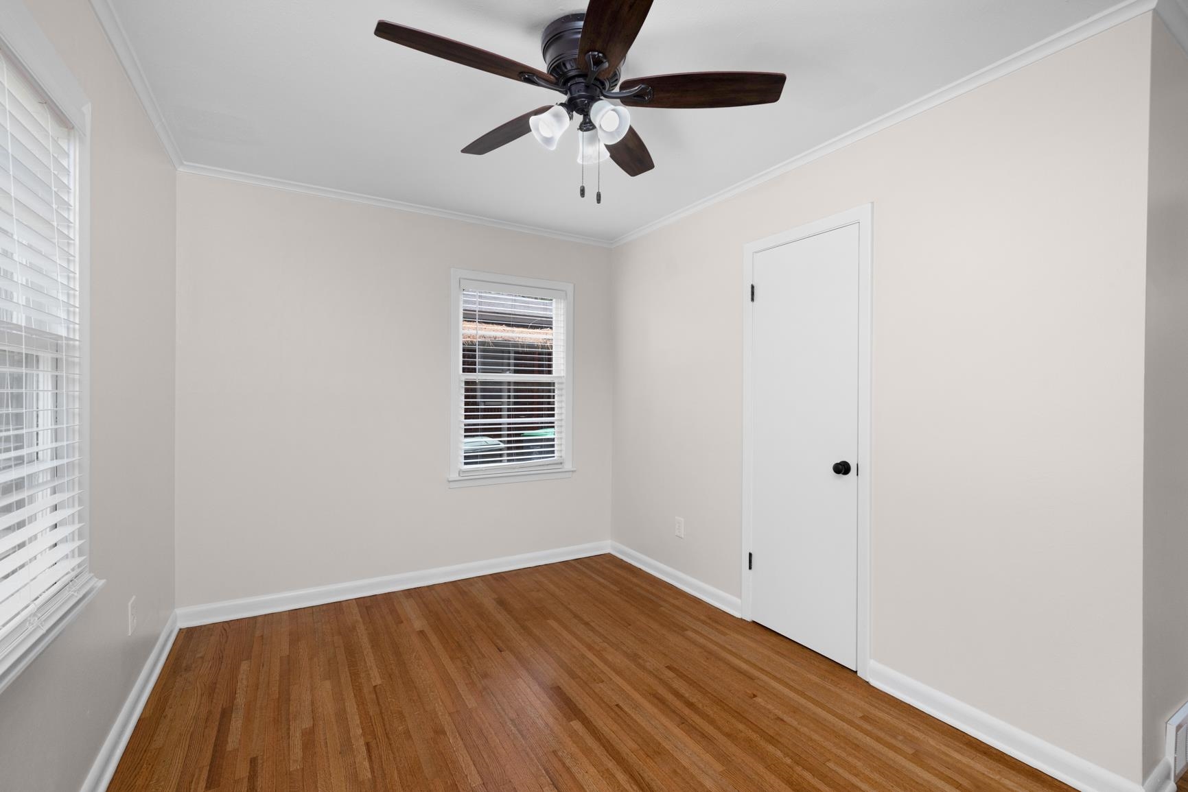 556 Herzl St Property Photo 13
