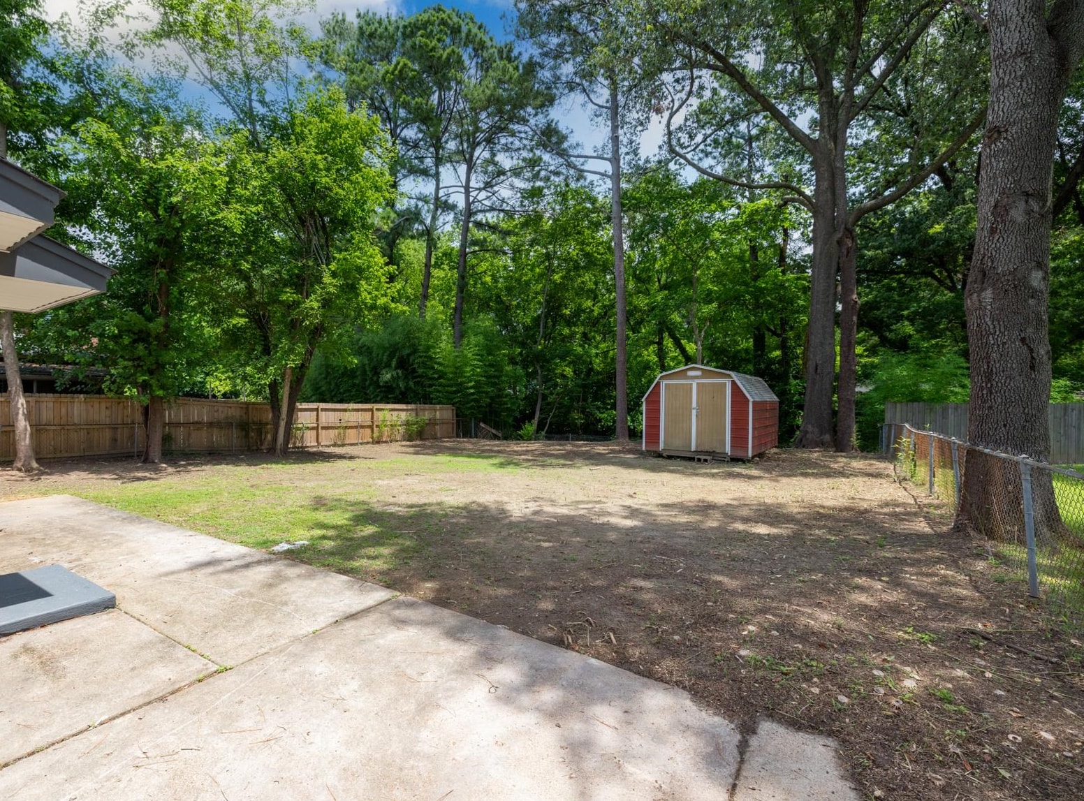 556 Herzl St Property Photo 17