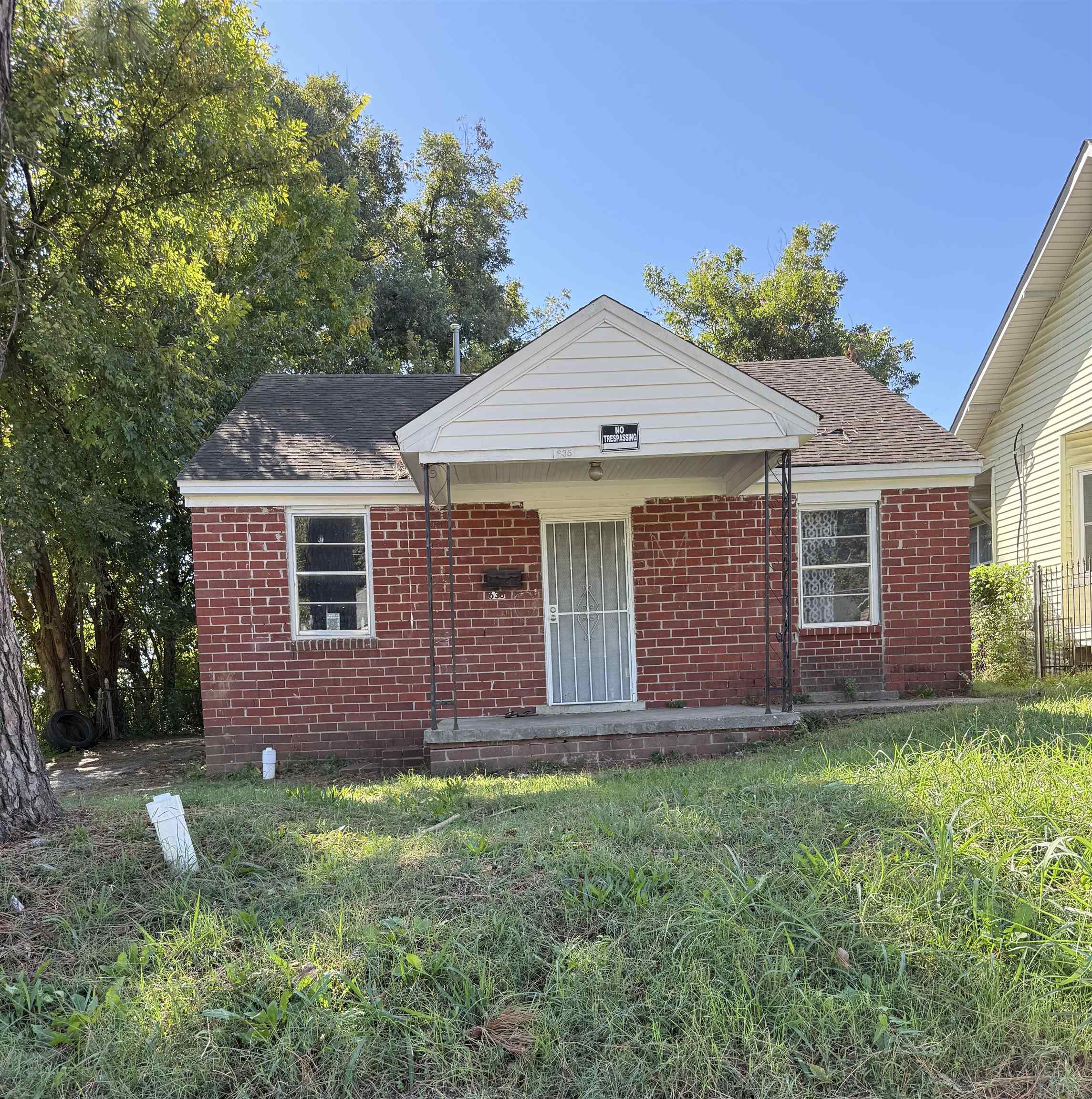 635 E Mallory Ave Property Photo 1