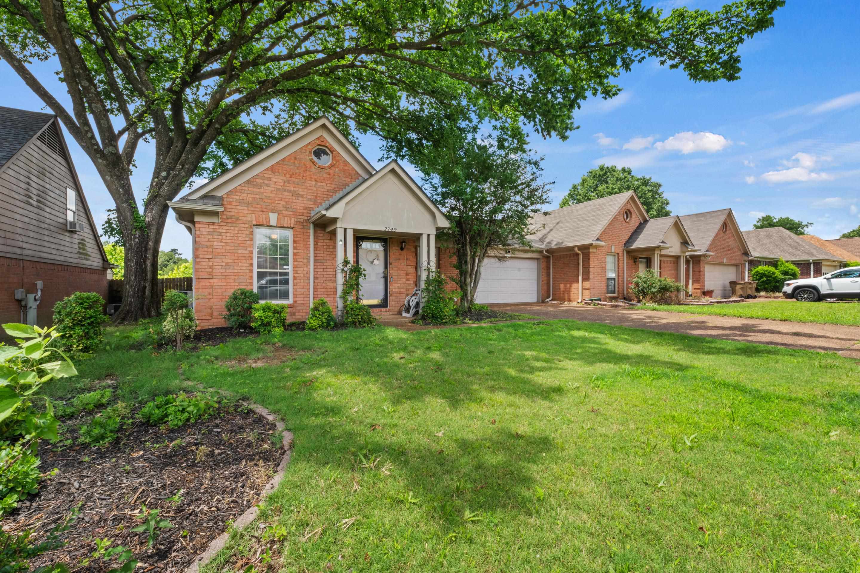 2749 Colonial Towers Dr Property Photo 2