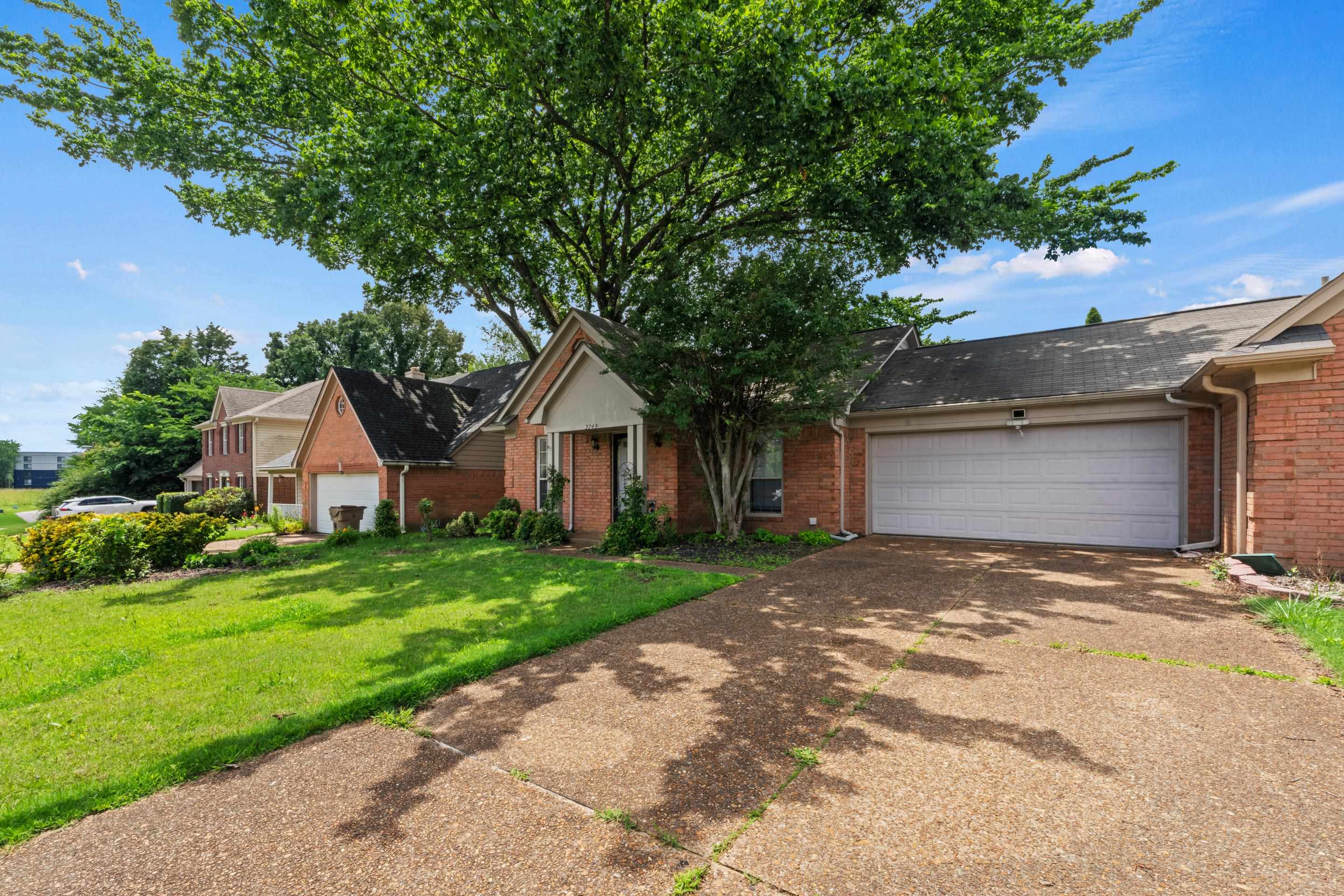 2749 Colonial Towers Dr Property Photo 3