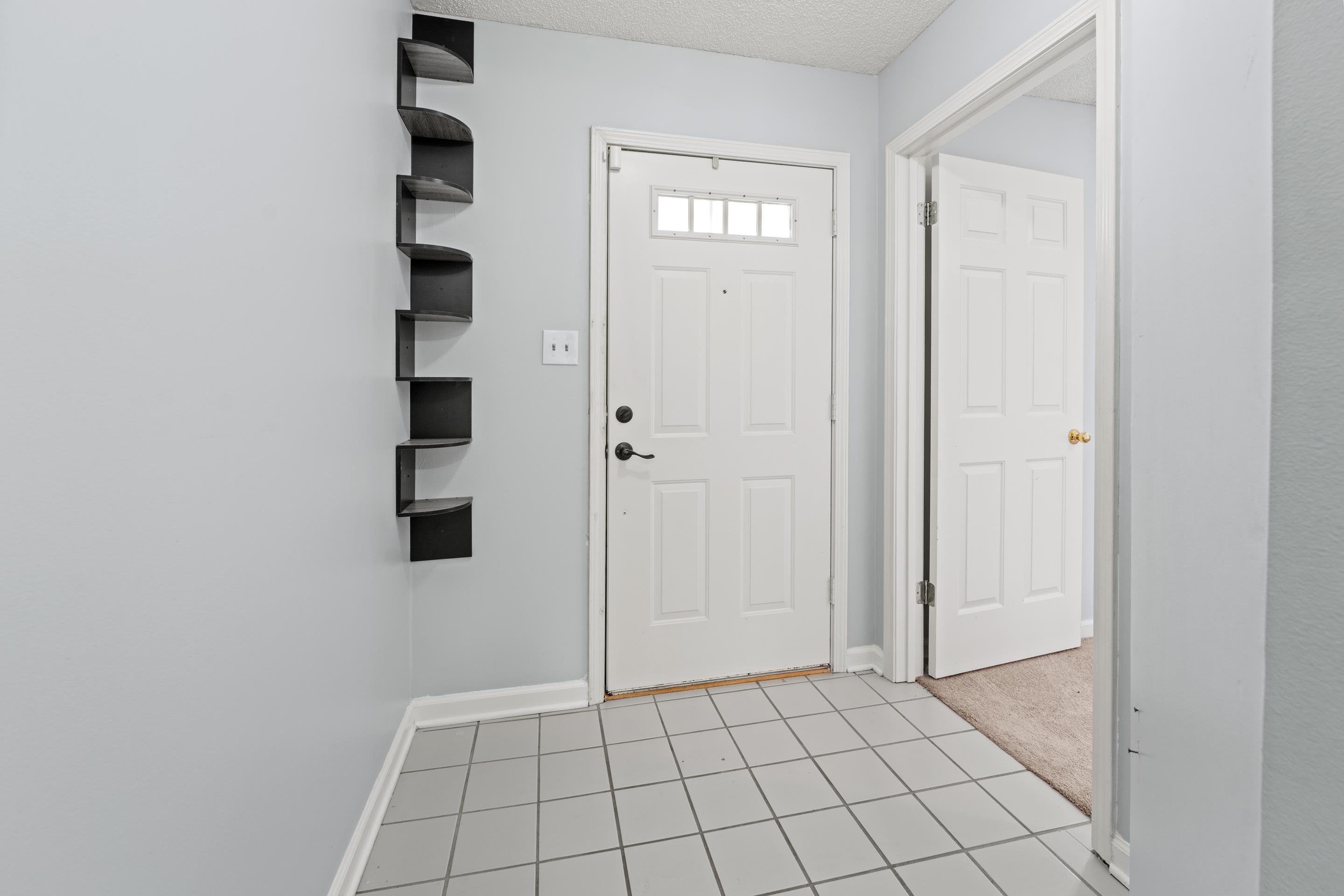 2749 Colonial Towers Dr Property Photo 4