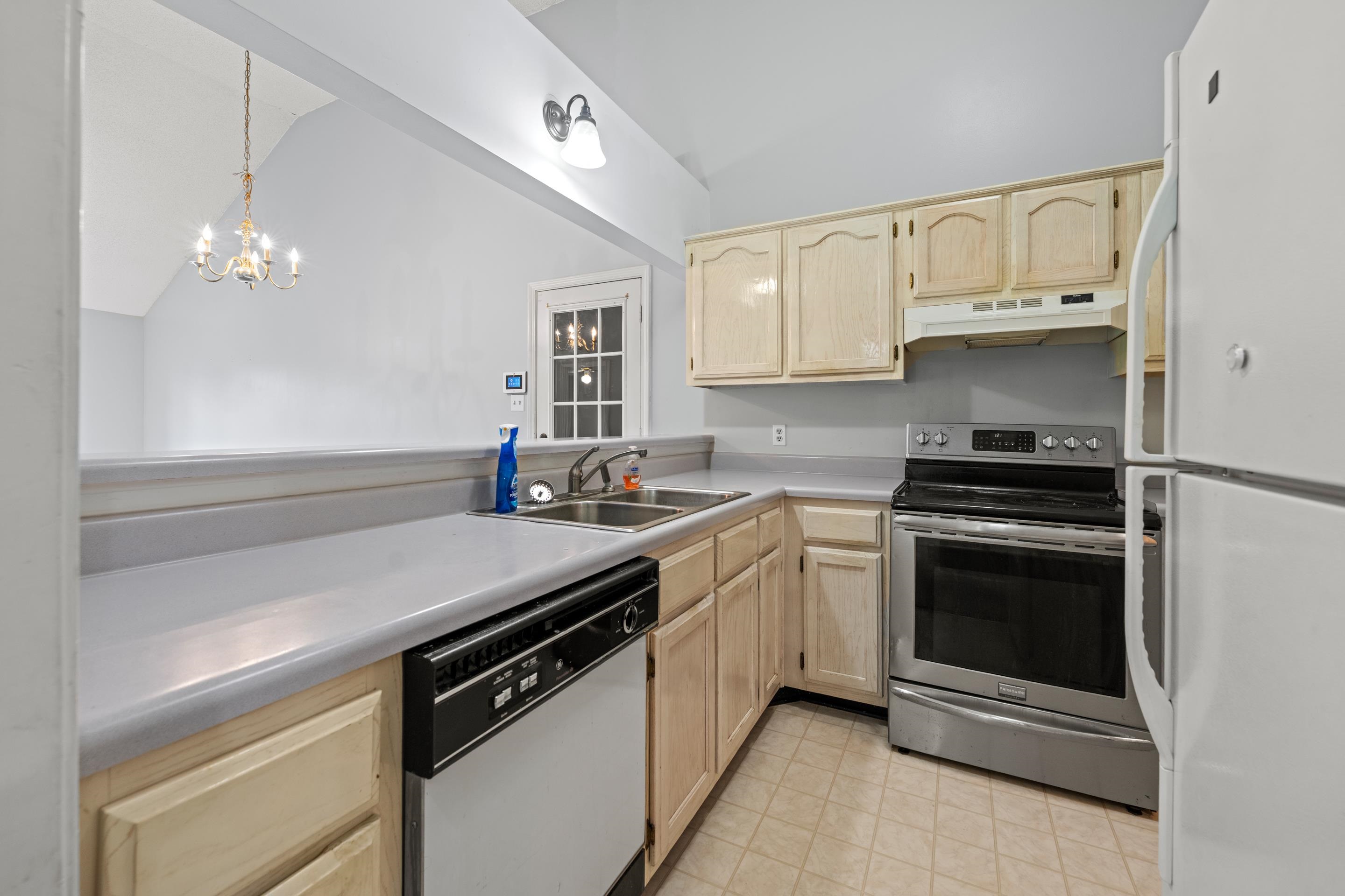 2749 Colonial Towers Dr Property Photo 5