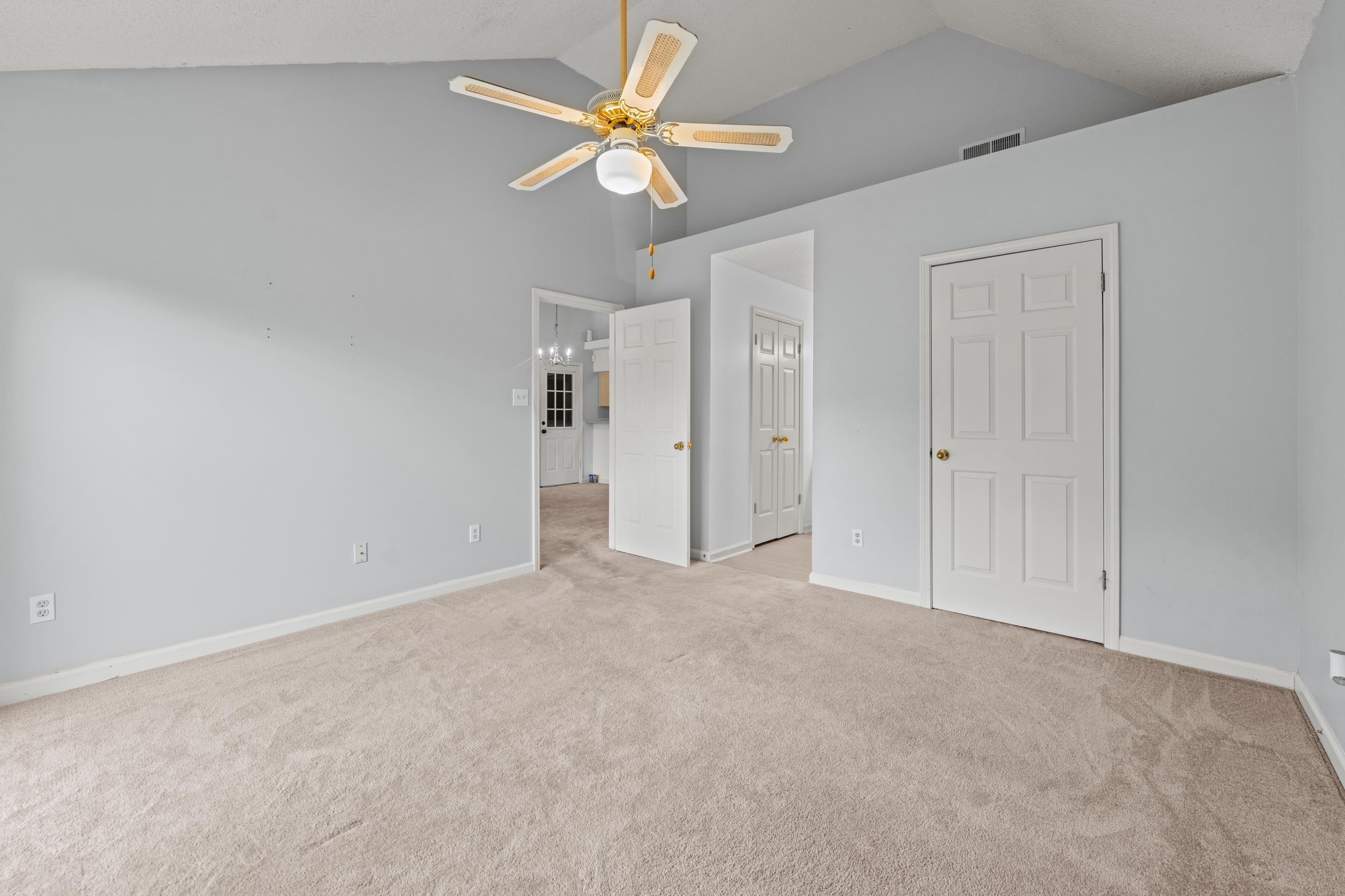 2749 Colonial Towers Dr Property Photo 12