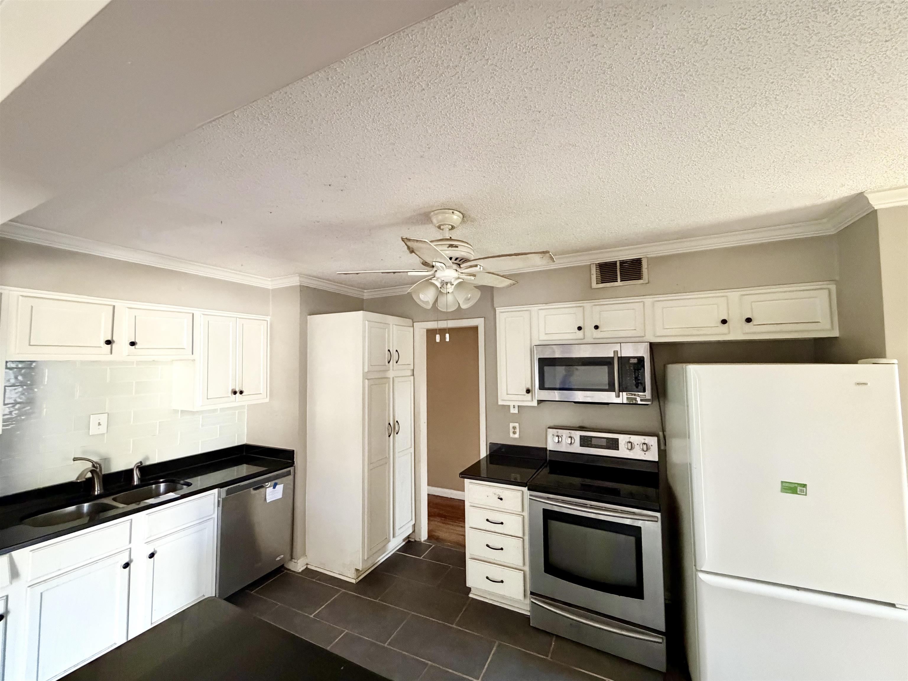 553 Weizman St Property Photo 2