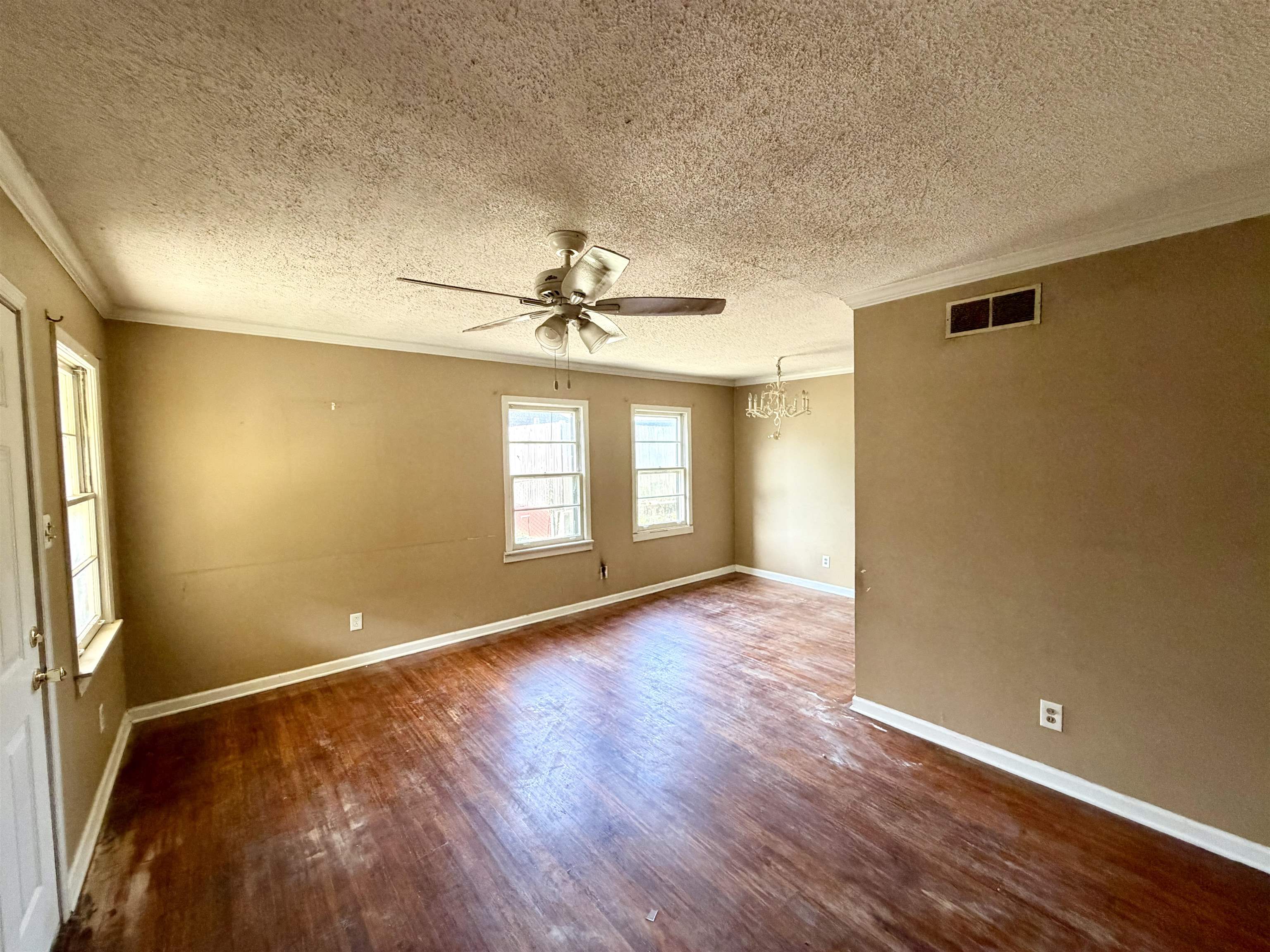 553 Weizman St Property Photo 11