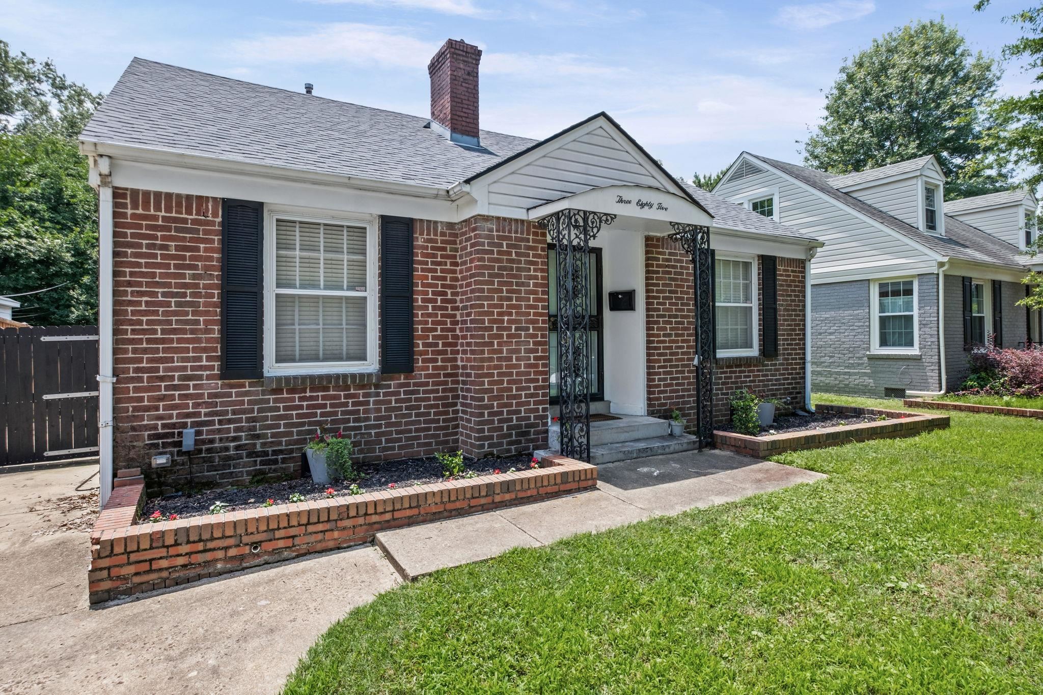 385 HOLMES CIR Property Photo 1
